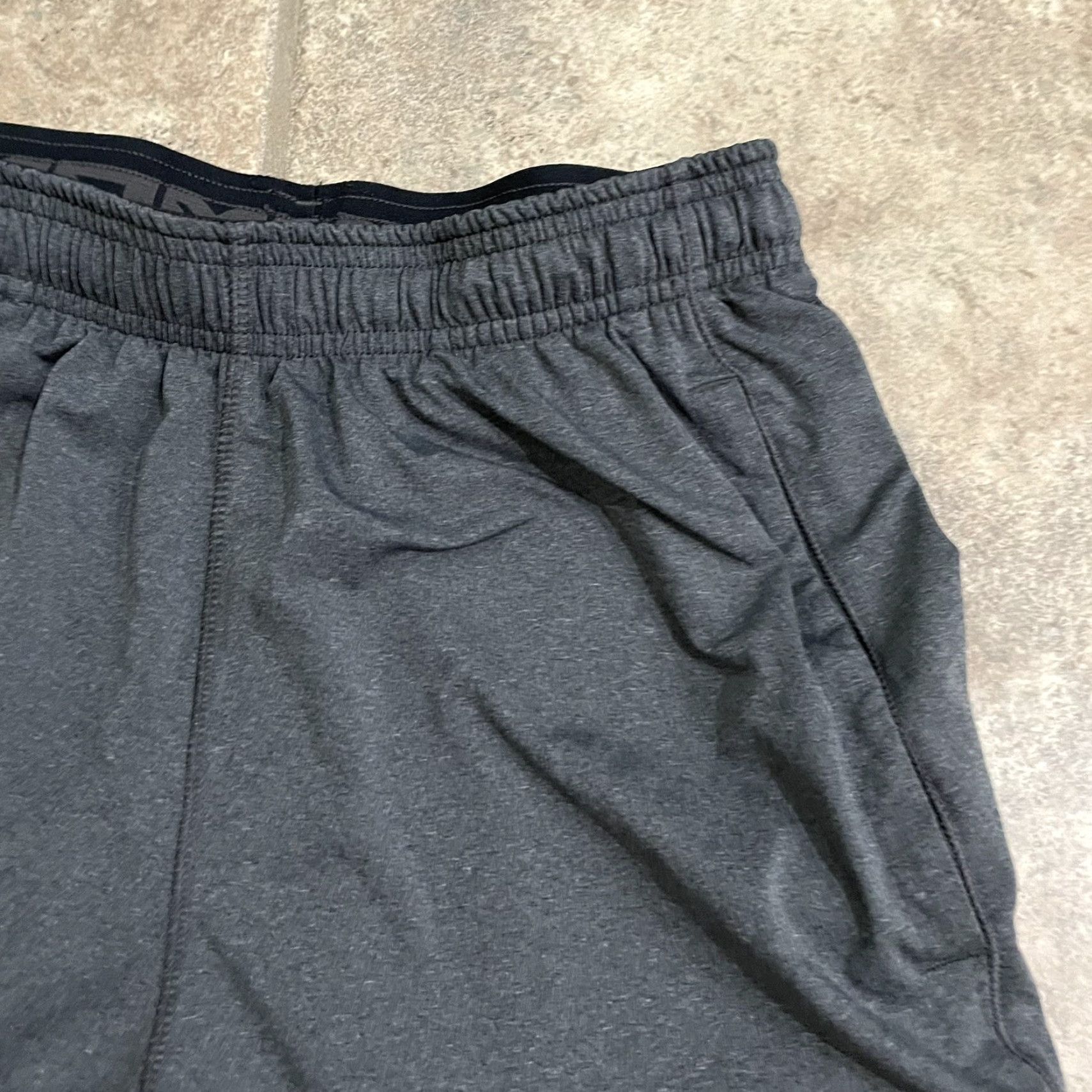 Under Armour Under Armour loose heatgear Athletic shorts Mens Size S Gray Size US 29 - 2 Thumbnail