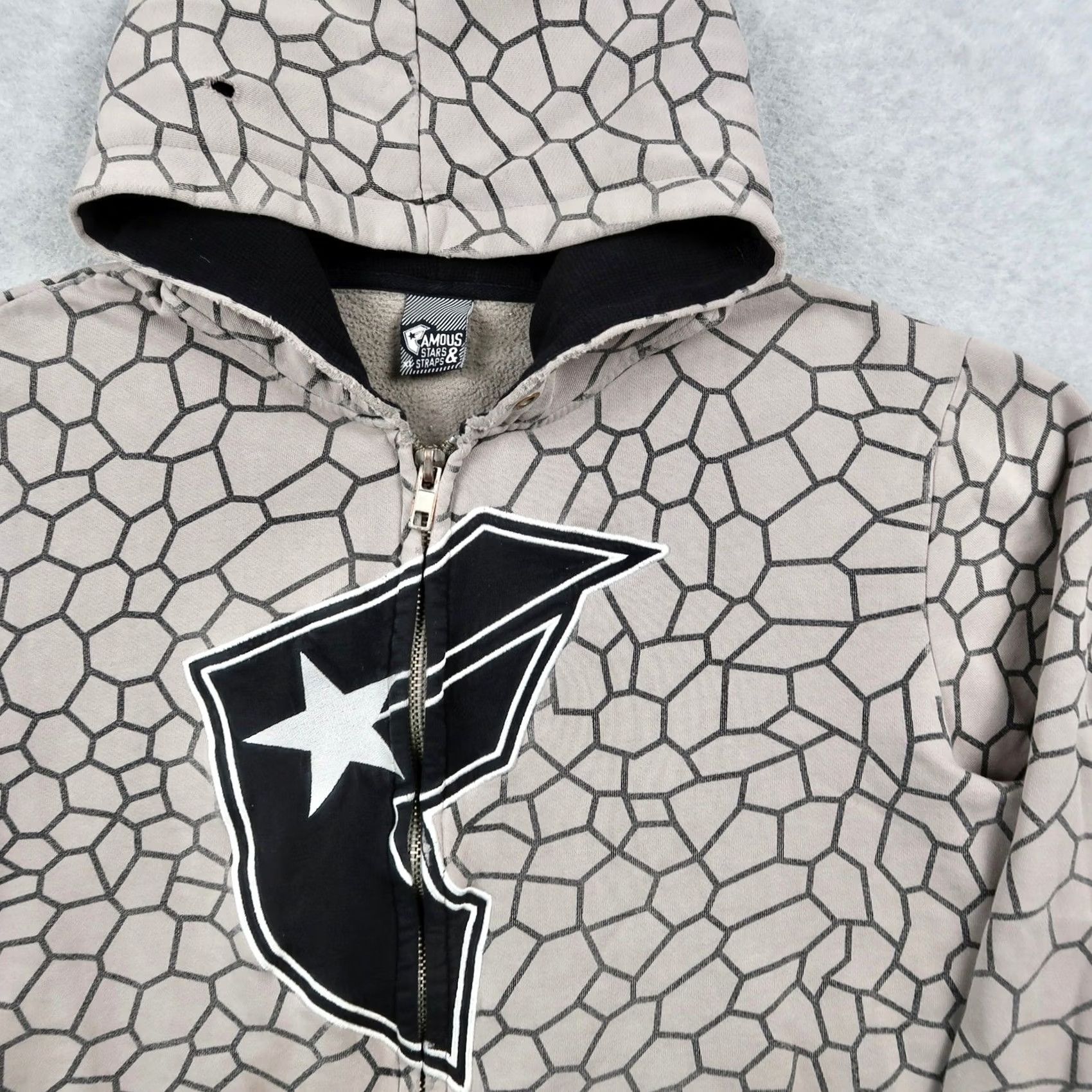 Vintage VINTAGE Famous Stars and Straps Geometric Full Zip Hoodie Mens XL Gray Distressed Size US XL / EU 56 / 4 - 3 Thumbnail