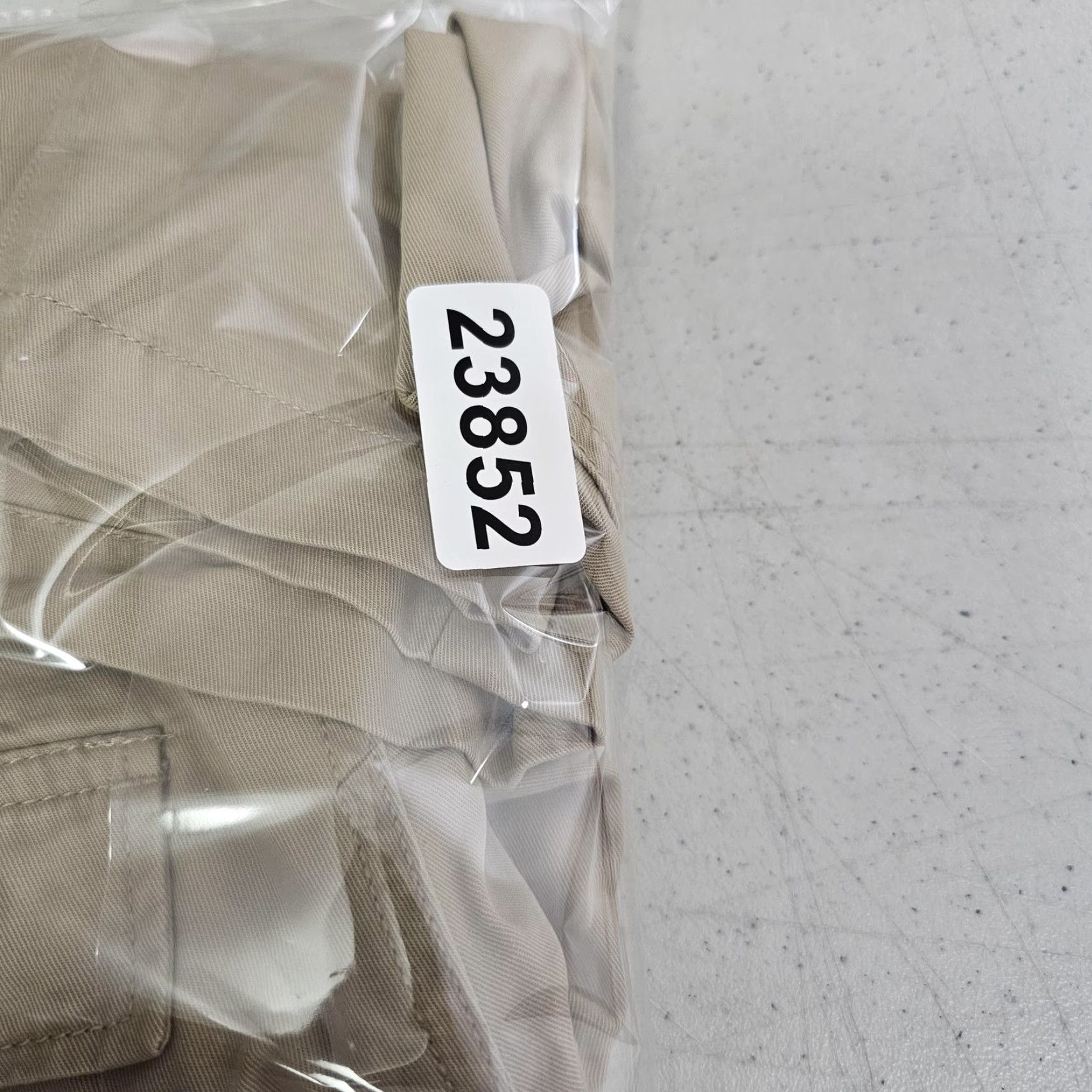 Dockers Dockers Cargo Shorts Mens 30 Beige Relaxed Fit 10 Inseam Casual Cotton Front Pocket Decorated with Dockers Logo Size US 30 / EU 46 - 8 Thumbnail