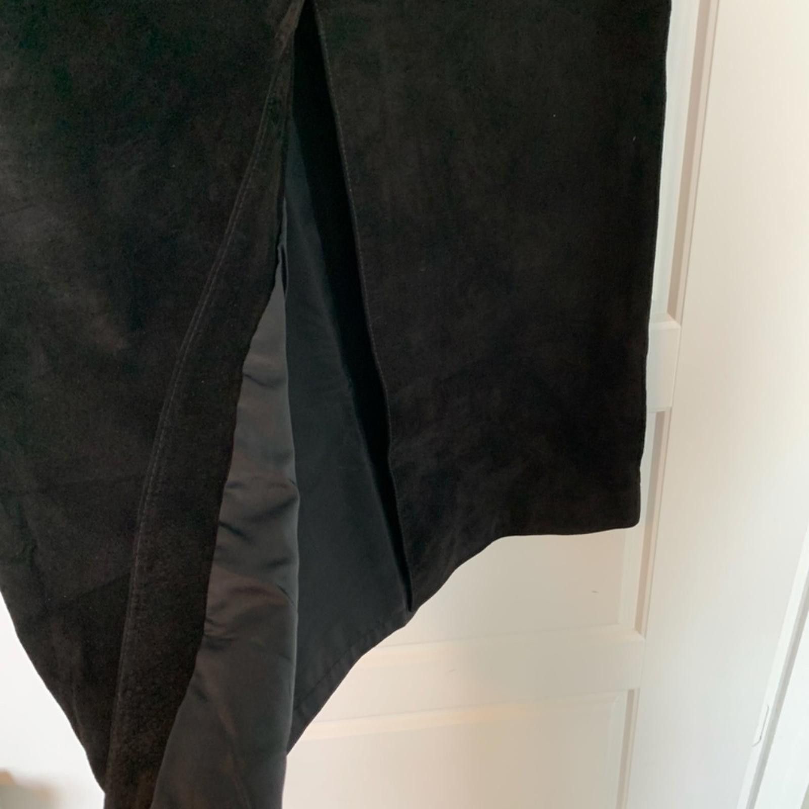 Lord & Taylor Black Suede Skirt Size 30" / US 8 / IT 44 - 4 Thumbnail