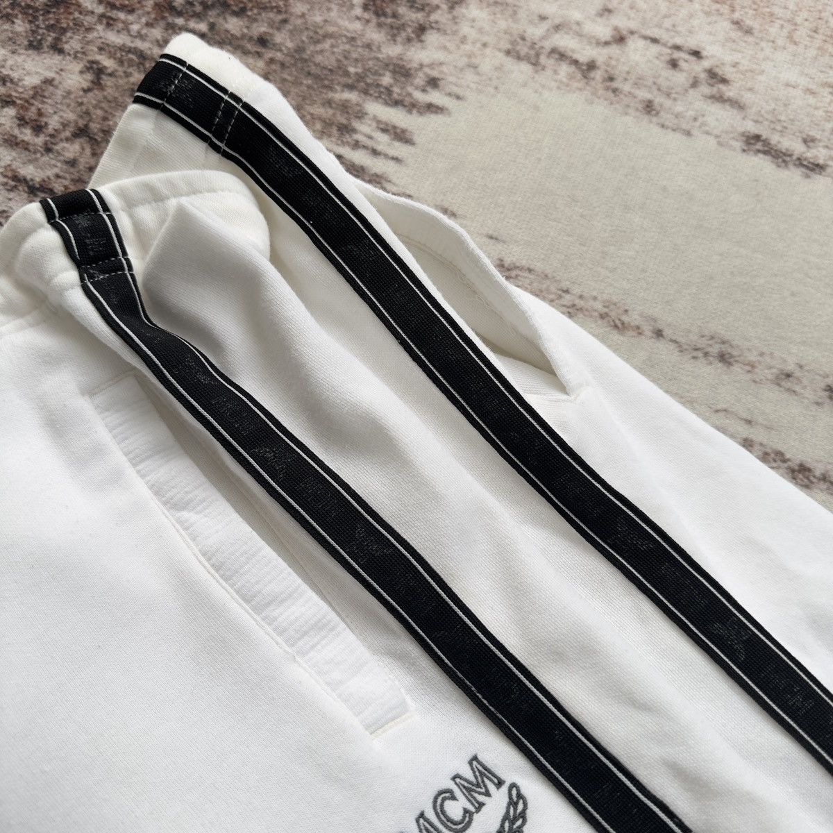 MCM MCM LOGO EMBROIDERED SIDE STRIPE SWEATPANTS Size US 44 / EU 60 - 6 Thumbnail
