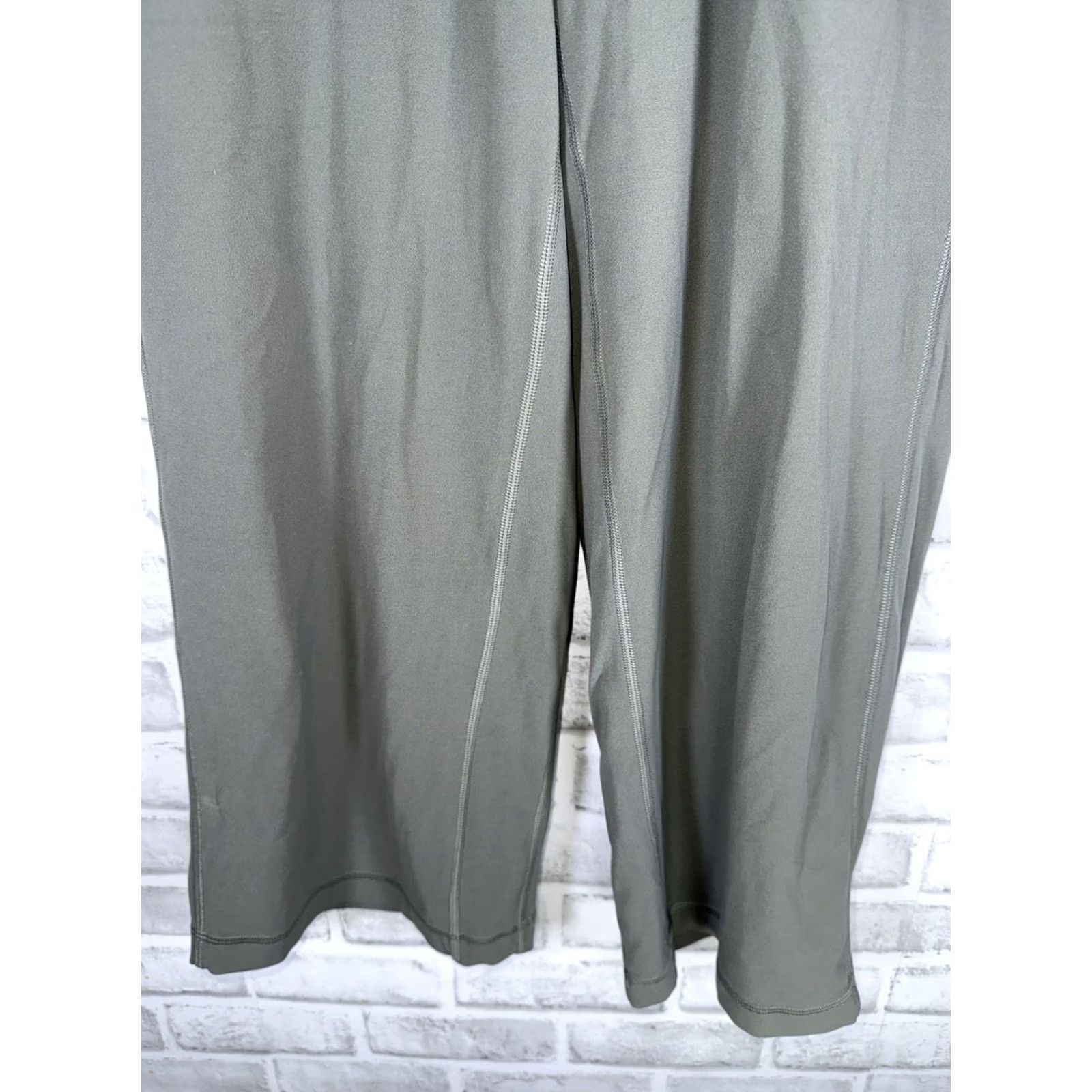 Lululemon LULULEMON Green Athletic Yoga Pants Womens 6 Cropped Activewear Yoga Pants Womens 6 Green LULULEMON Womens Size 28" / US 6 / IT 42 - 4 Thumbnail
