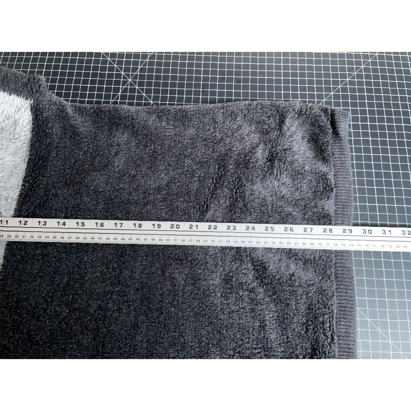 Vintage VINTAGE Bullhead Sweater Men's XL Dark Gray V-Neck Oversized Plush Wool Acrylic Blend Knit 90s Hipster Retro Pullover Shirt/Top Pops Mens Size US XL / EU 56 / 4 - 6 Thumbnail