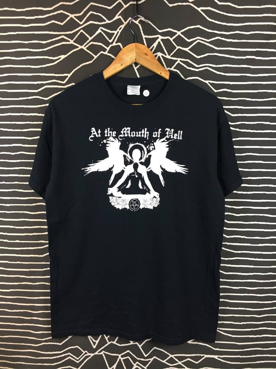 Gildan At the Mouth of Hell Black Metal Band Gothic Graphic Tee Size US M / EU 48-50 / 2 - 1 Thumbnail