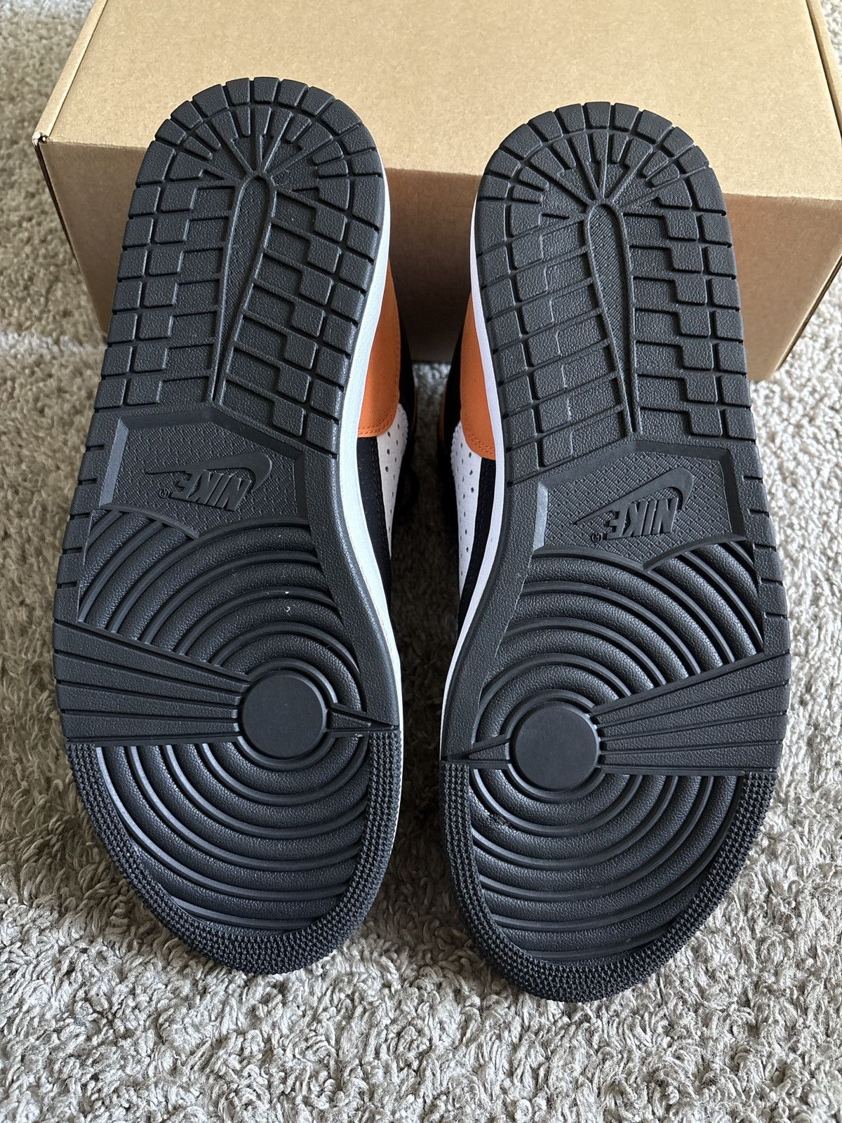 Jordan Brand Jordan Black and Orange Sneakers Size US 9 / EU 42 - 5 Thumbnail