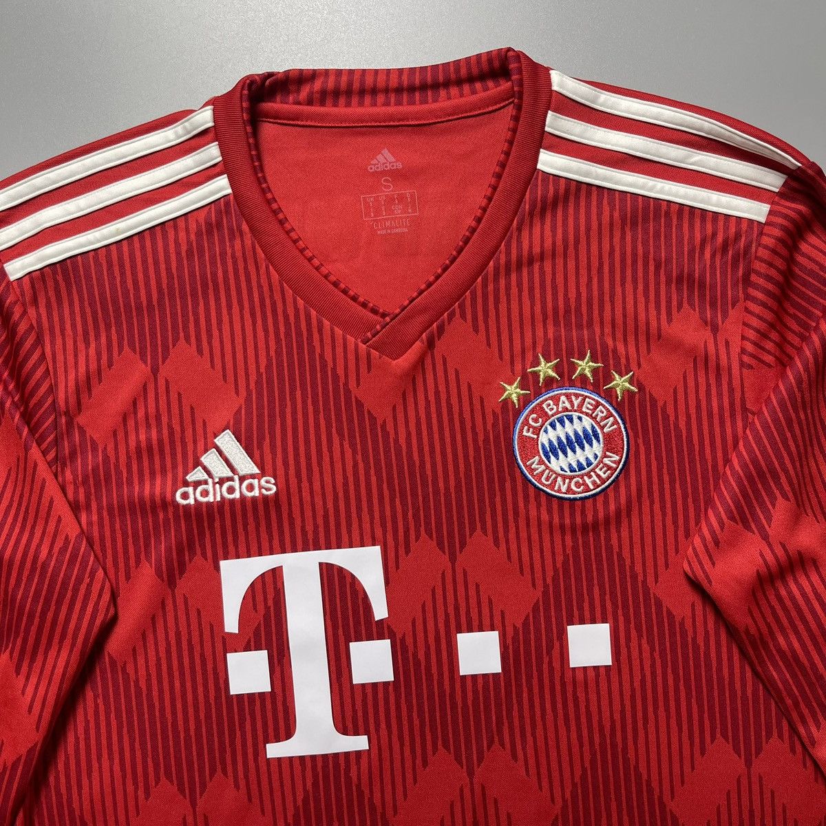 Vintage BAYERN ADIDAS 2018/2019 FOOTBALL HOME JERSEY #19 DAVIES Size US S / EU 44-46 / 1 - 4 Thumbnail