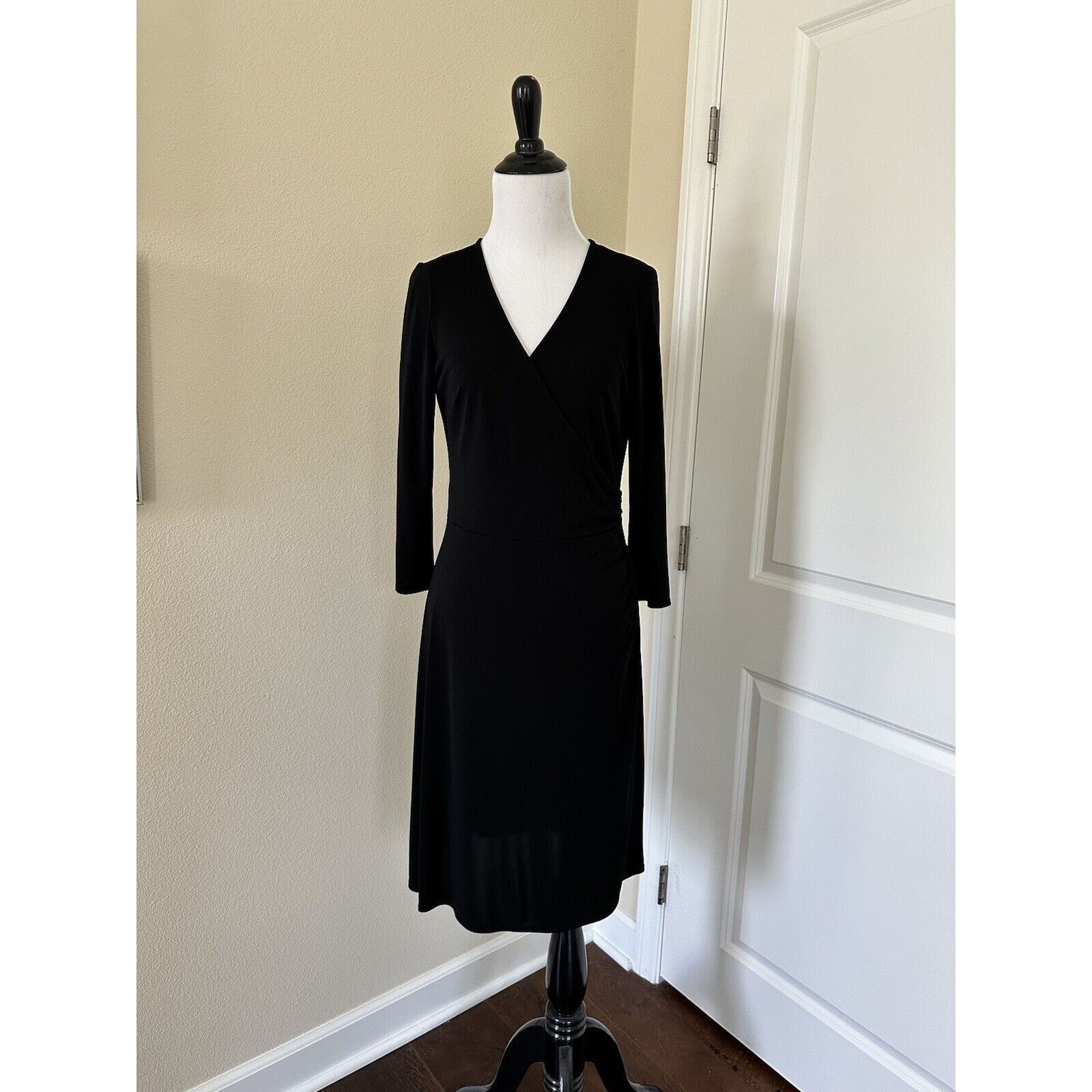 Loft Ann Taylor Loft Black V Neck Cocktail Dress Size 6 Size M / US 6-8 / IT 42-44 - 2 Thumbnail