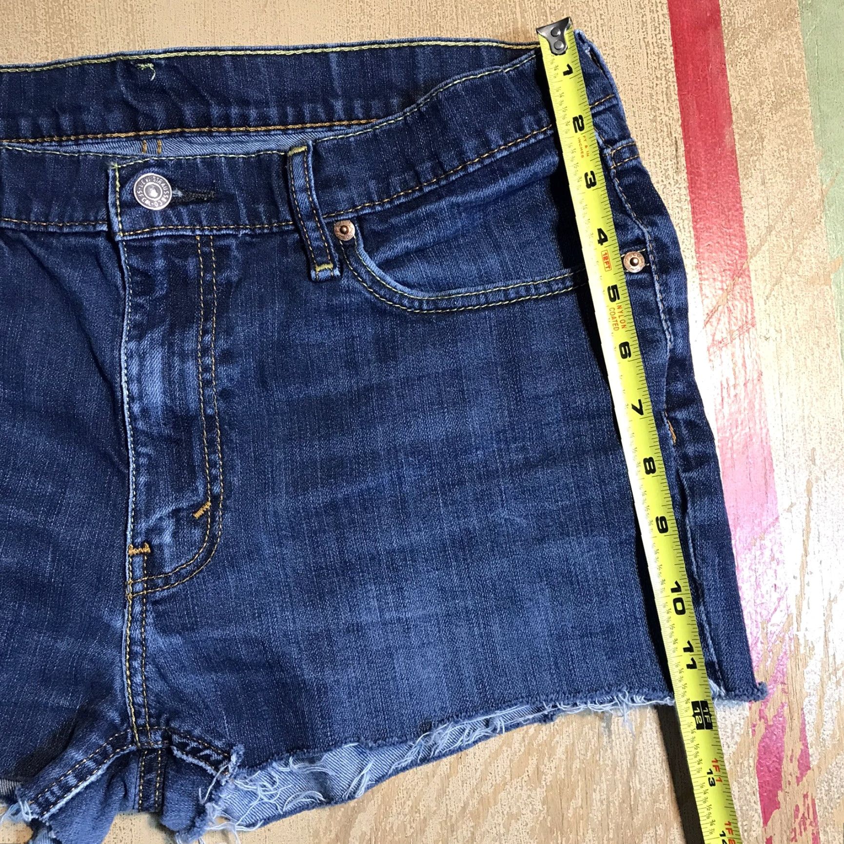 Levi's Levi's 541 Denim Shorts Blue Cut-Off Frayed Pockets 35 Inseam 2" Cotton Womens Athletic 35 Regular 90s City Vintage N/A Size 24" / US 00 / IT 34 - 7 Thumbnail
