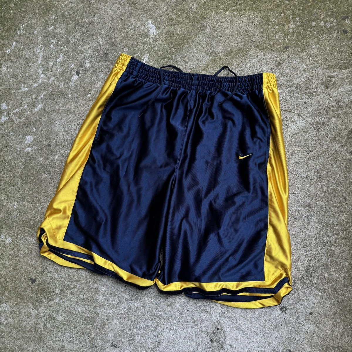 Nike Vintage Nike Satin Dazzle Basketball Shorts Swishy Size US 36 / EU 52 - 2 Thumbnail