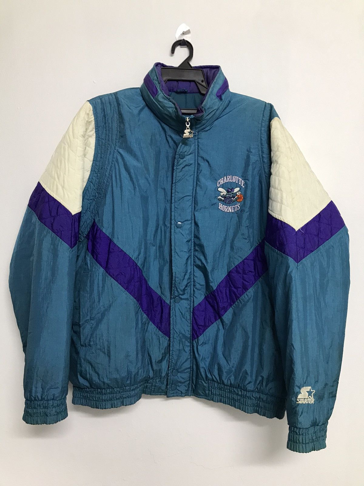 NBA VINTAGE Starter Charlotte Hornets Puffer Jacket Size L Size US L / EU 52-54 / 3 - 1 Thumbnail