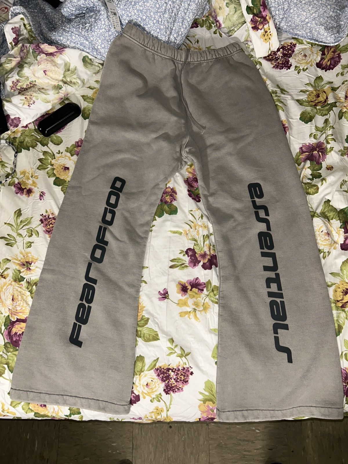 Essentials Fear of god essentials heavy flare sweatpants smoke grey Size US 30 / EU 46 - 1 Thumbnail