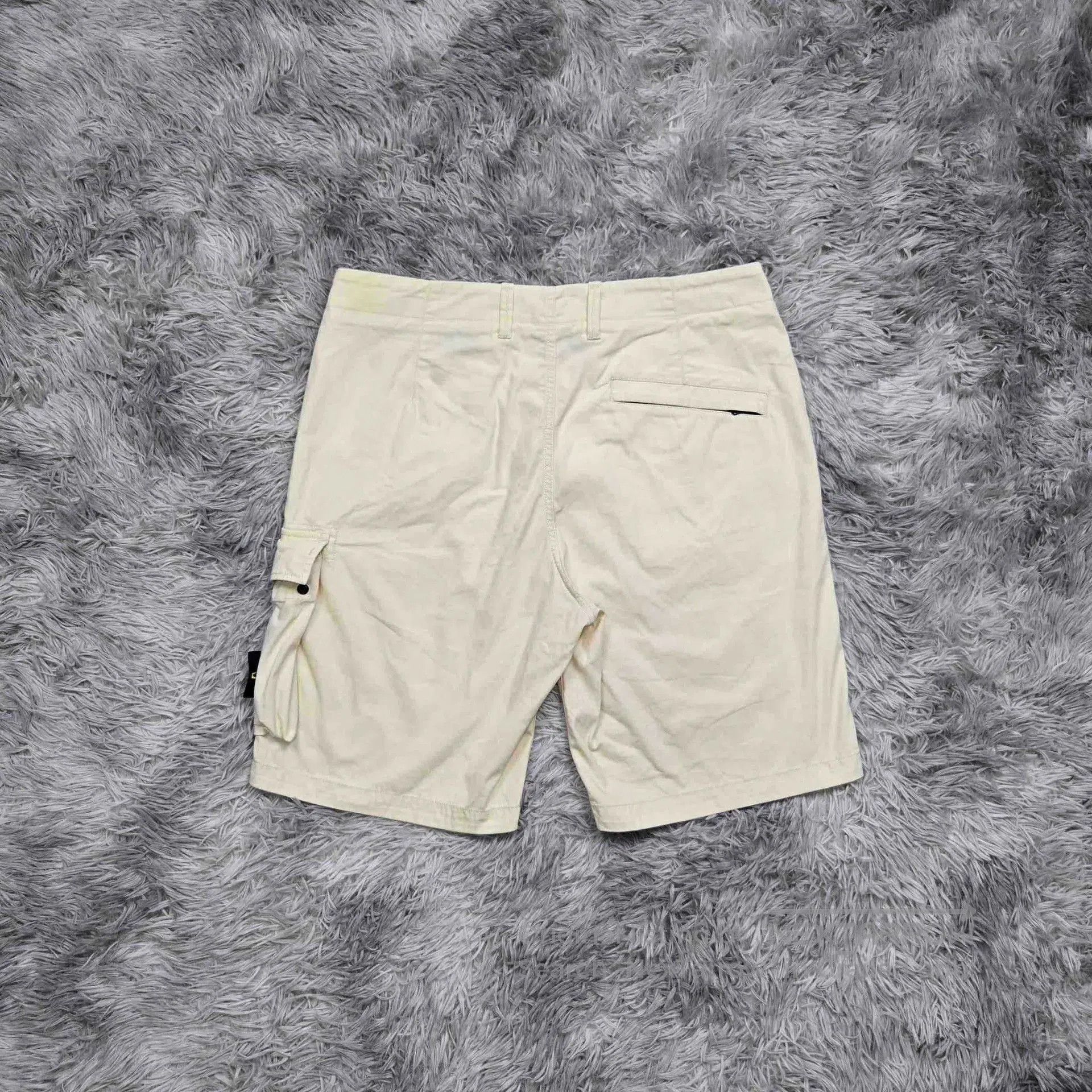Stone Island stone island cargo bermuda shorts in light beige. Size US 32 / EU 48 - 2 Thumbnail