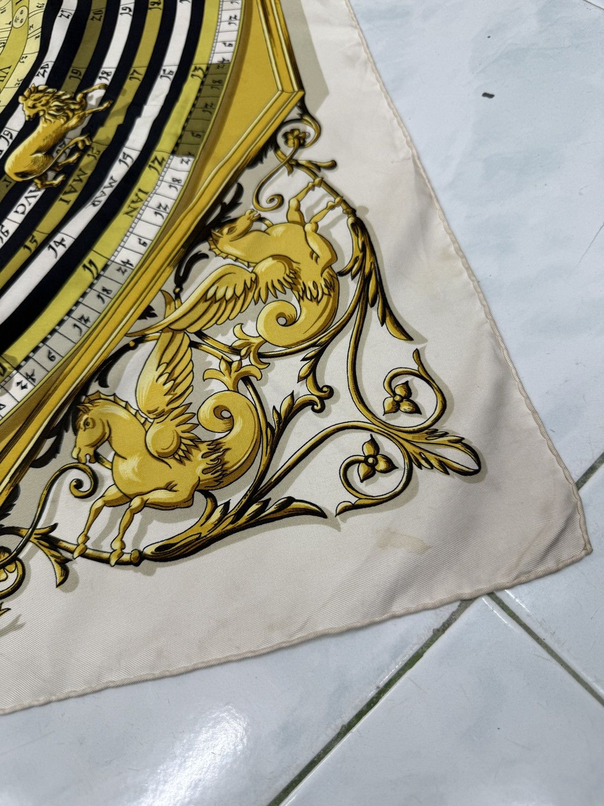 Hermes 🔥🔥🔥AUNTHENTIC VINTAGE HERMES DIES AT HORES SILK SCARF Size ONE SIZE - 6 Thumbnail