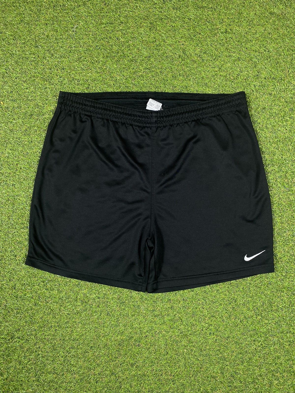 Nike Vintage Nike shorts streetwear swoosh casual y2k size L Size US 34 / EU 50 - 1 Thumbnail