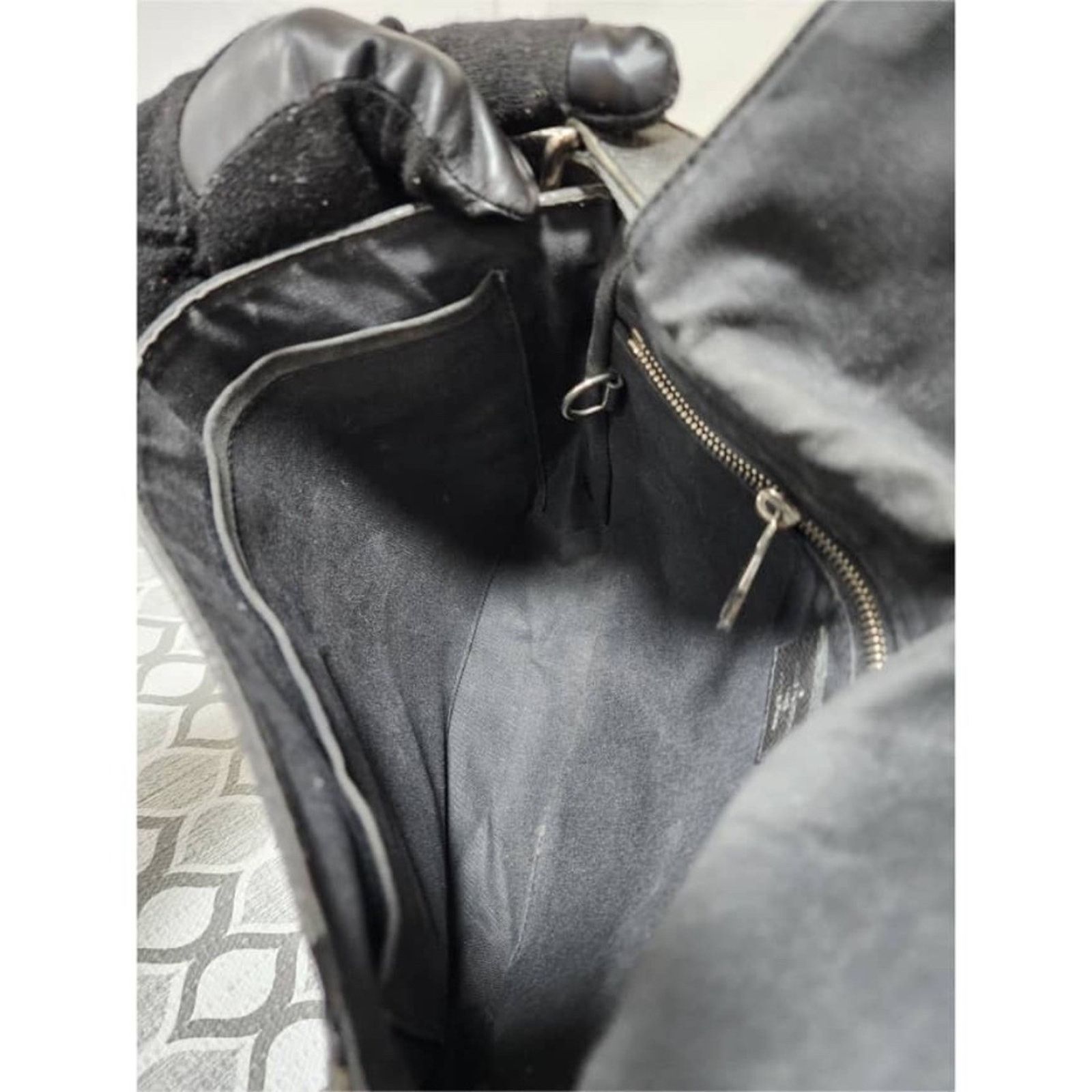 Louis Vuitton Authentic Louis Vuitton Taiga Viktor Messenger Bag Black Size ONE SIZE - 11 Thumbnail