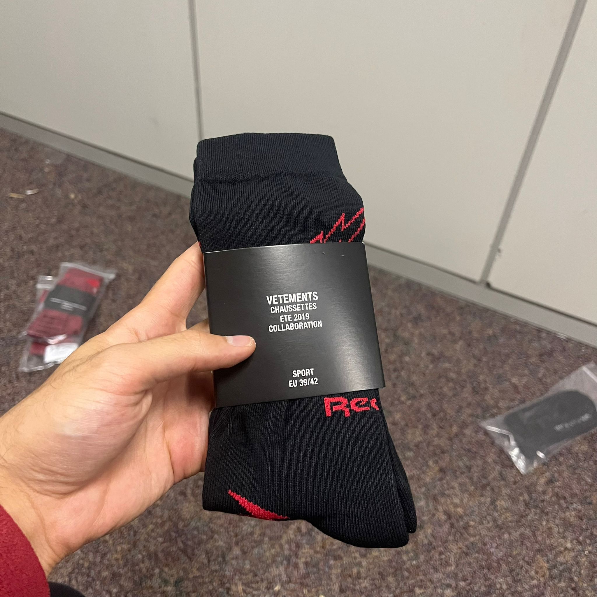 Vetements o1rshd1 Q: 4 / 39-42 Metal Logo Socks in Black/Red Size ONE SIZE - 4 Thumbnail