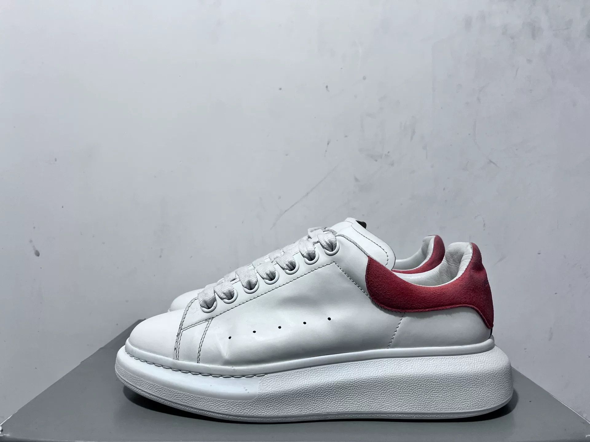 Alexander McQueen Alexander McQueen Pink Lowtop Sneakers 7 Men Size US 7 / EU 40 - 1 Thumbnail