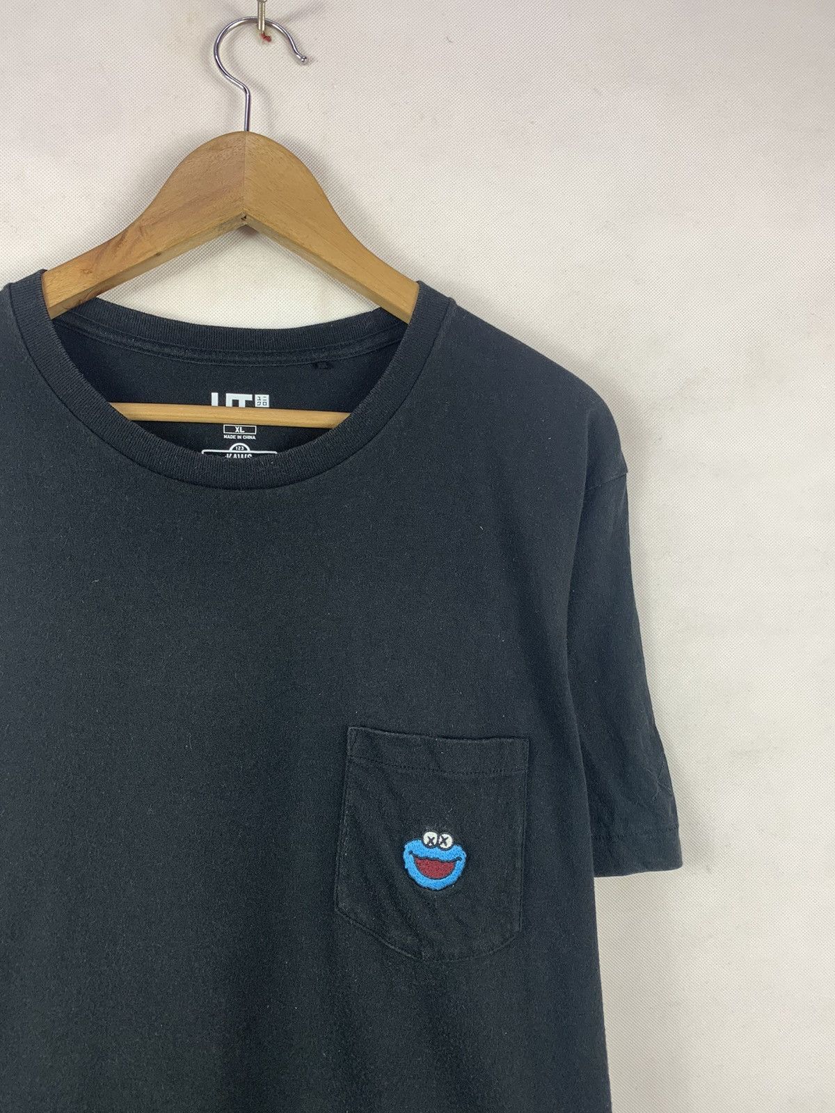 Japanese Brand Steals! Uniqlo Kaws Sesame Street Pocket Tee Size US XL / EU 56 / 4 - 2 Thumbnail