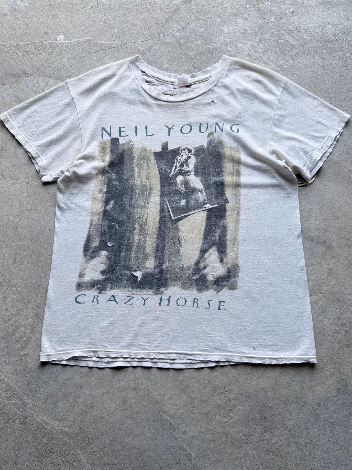 Vintage Vintage 80s Neil Young Tour Tee Size US L / EU 52-54 / 3 - 1 Thumbnail