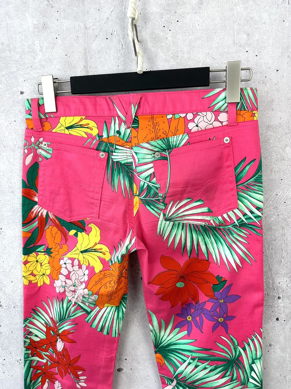 Versace Jeans Couture × Vintage Vintage Versace Jeans Couture Tropical Plants Cropped Pants Size 28" / US 6 / IT 42 - 6 Thumbnail