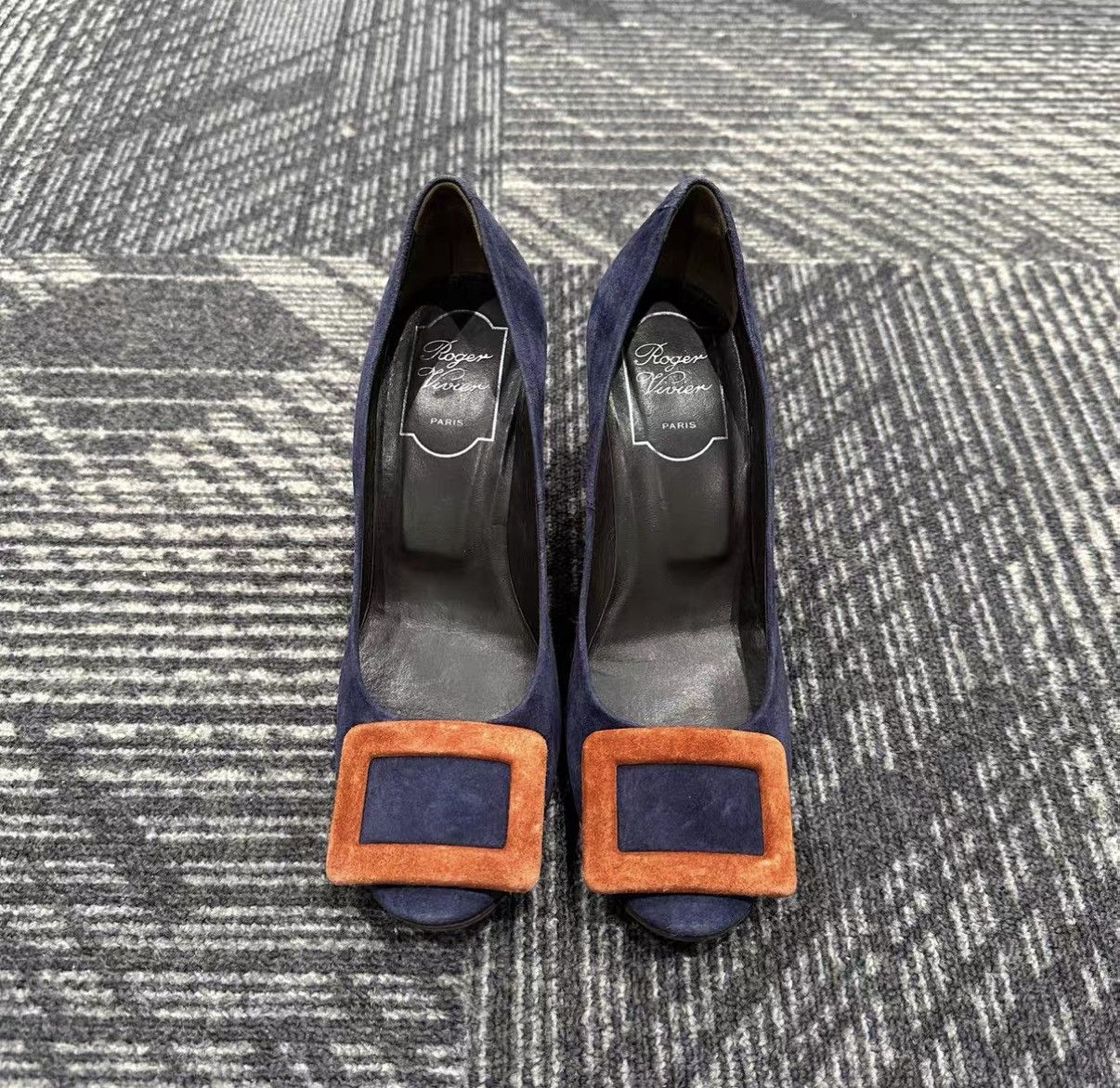 Roger Vivier Roger Vivier Suede Square Buckle Pumps J42 Size US 5 / IT 35 - 2 Thumbnail
