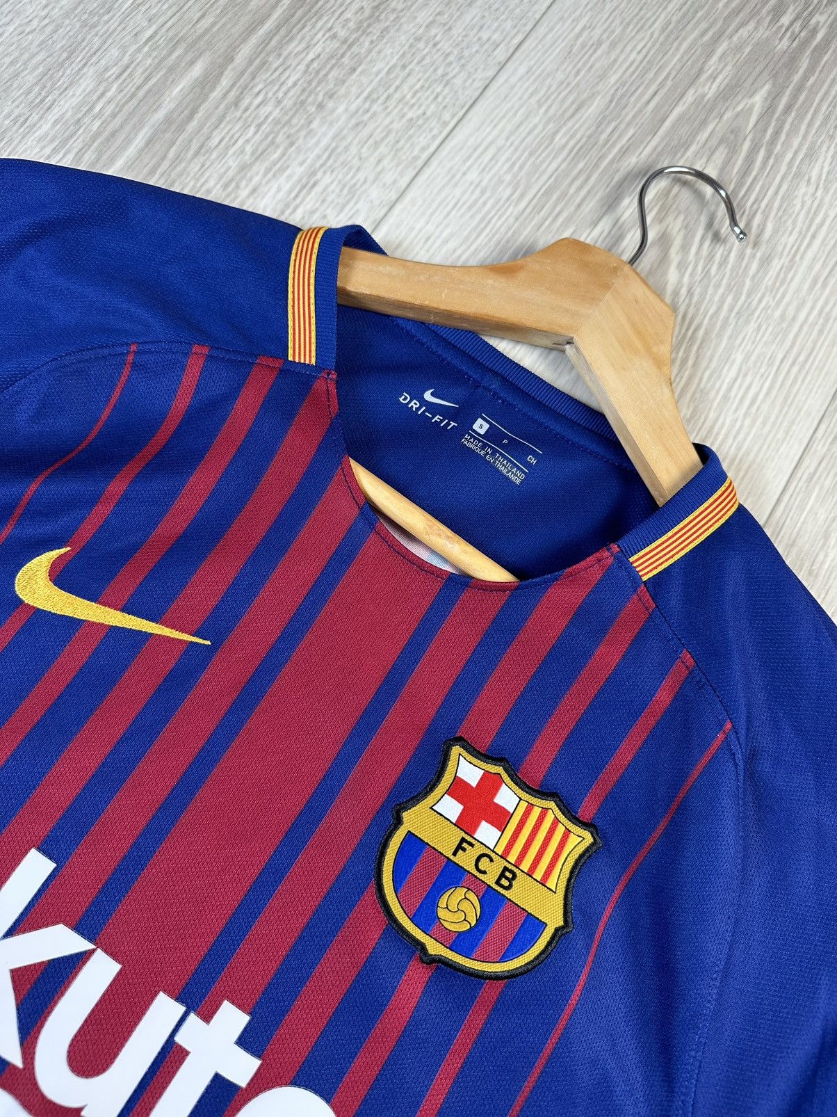 Nike Nike Barcelona 2017-2018 Home Football Shirt Soccer Jersey Size US S / EU 44-46 / 1 - 6 Thumbnail