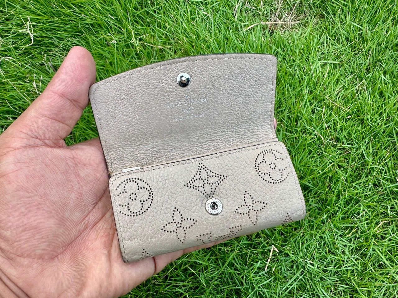 Louis Vuitton Authentic Louis Vuitton Mahina Leather 4 Key Holder Size ONE SIZE - 3 Thumbnail