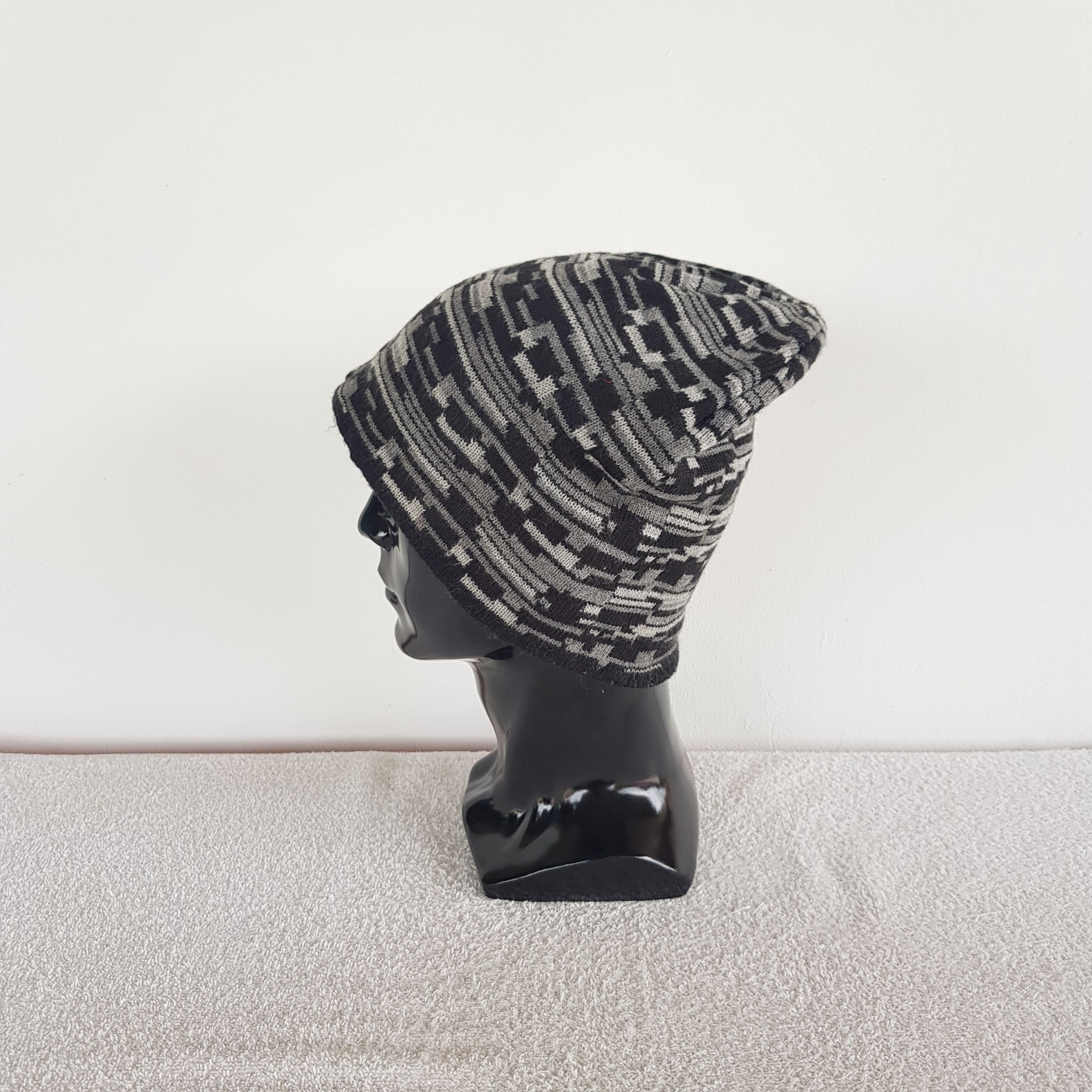 Japanese Brand Vintage Japanese Nice Artwork Beanie Ribbed Knit Caps Hats. Size ONE SIZE - 4 Thumbnail