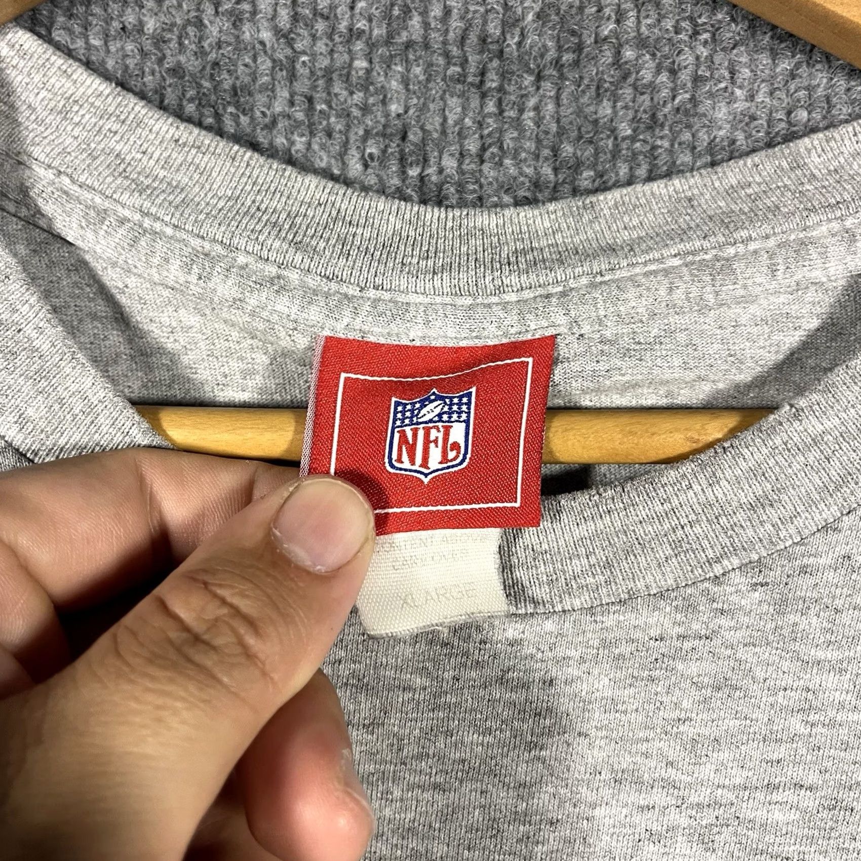 NFL VINTAGE NFL Miami Dolphins Graphic T-Shirt Mens XL Gray Heather 90s Logo Crew Neck Short Sleeve Cotton Blend 1990s Retro Sports Shirt Size US XL / EU 56 / 4 - 3 Thumbnail
