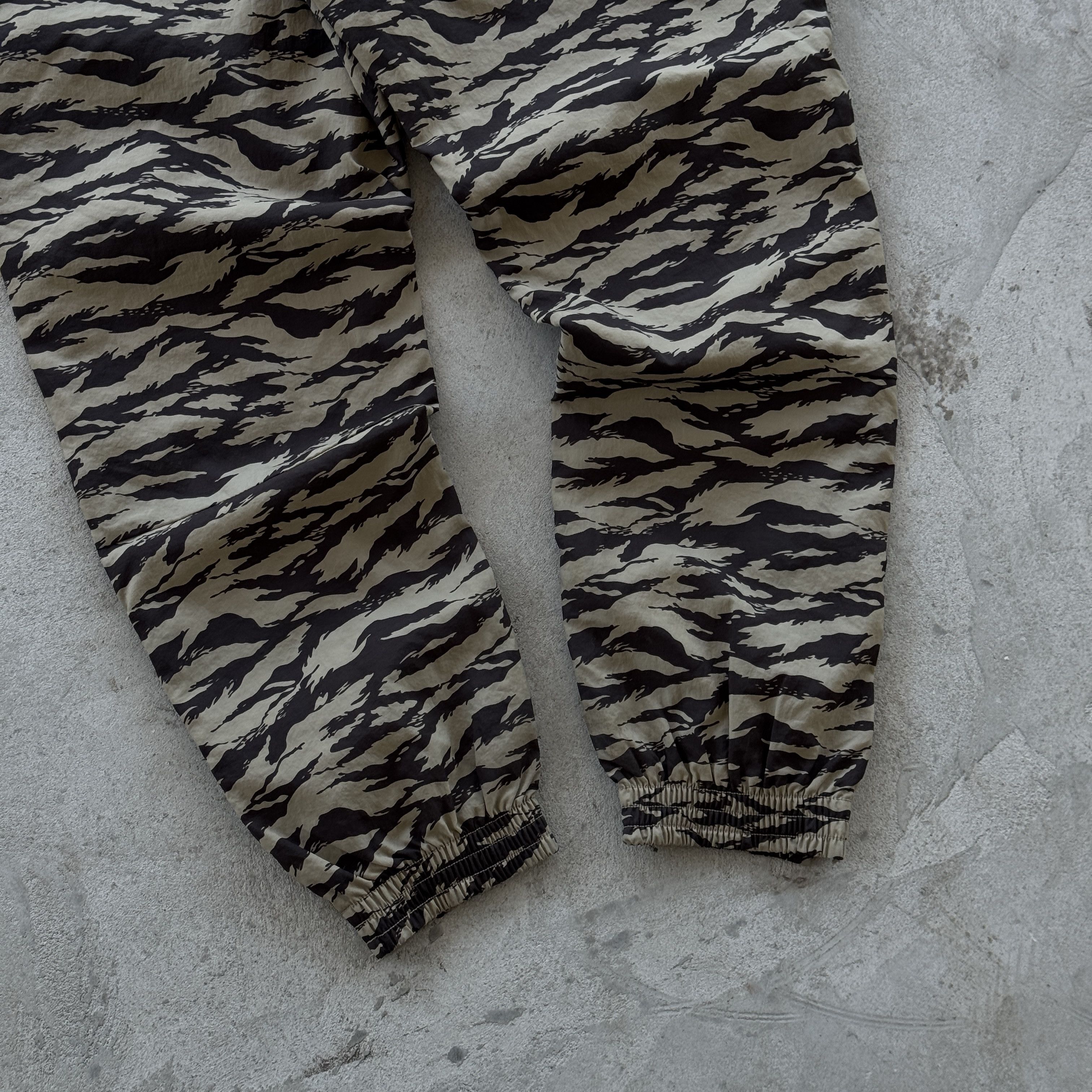 Nike Nike Tiger Camo Track Pants Big Logo Swoosh Back Size US 32 / EU 48 - 6 Thumbnail