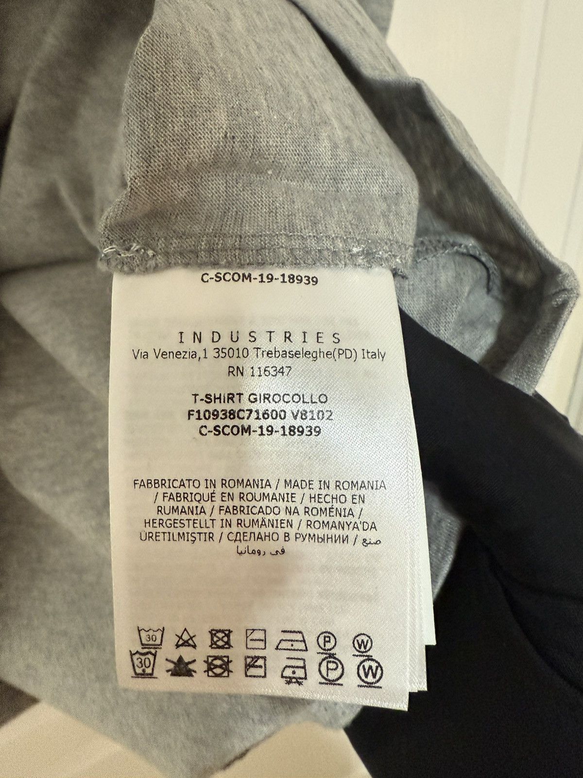 Moncler Brand new Moncler grey logo tshirt size small Size S / US 4 / IT 40 - 6 Thumbnail