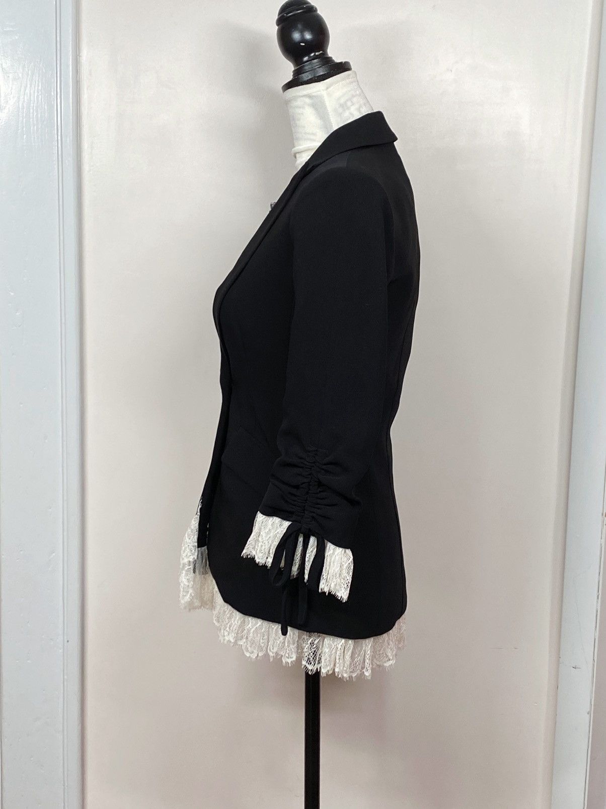 Cinq a Sept Cinq à Sept Crystal Brooch Lace Trimmed Crepe Blazer size 0 Size XS / US 0-2 / IT 36-38 - 11 Thumbnail