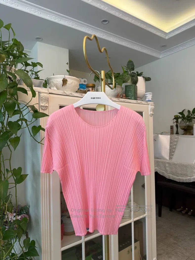 Issey Miyake Issey Miyake Short-Sleeve Crew-Neck Classic Pink Top Size XL / US 12-14 / IT 48-50 - 1 Thumbnail