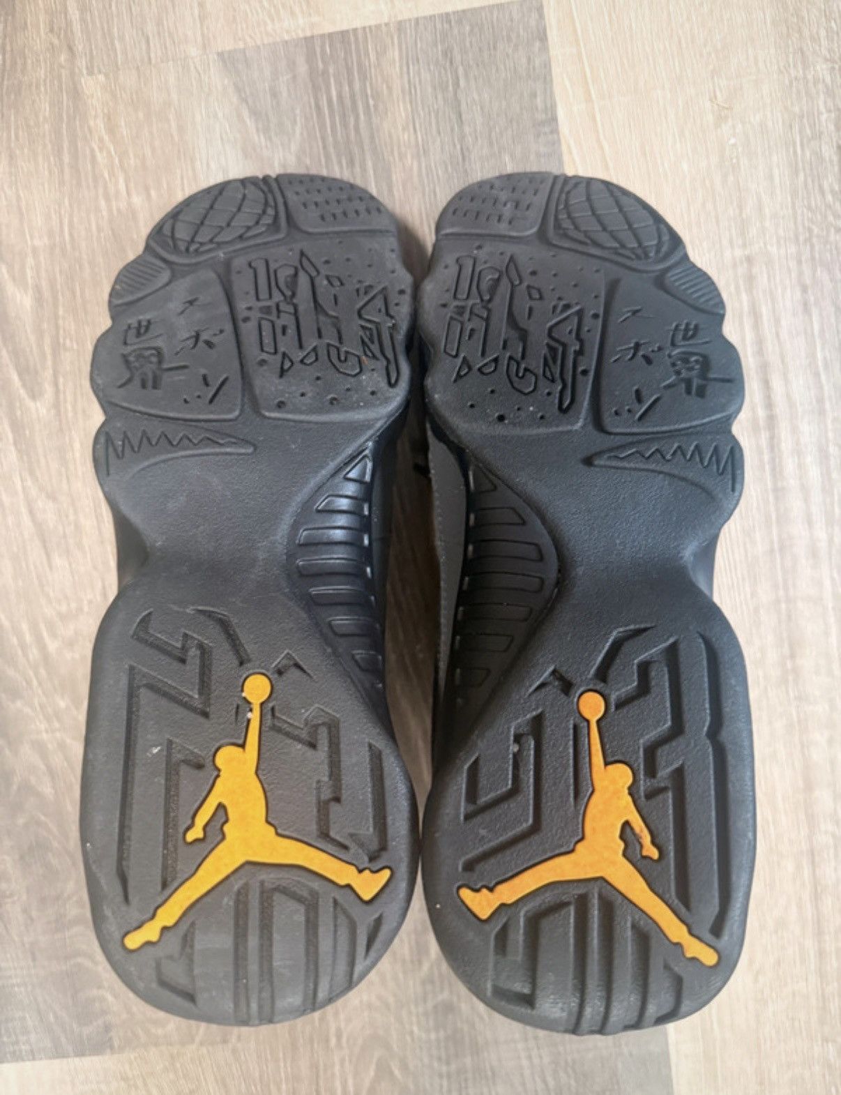 Jordan Brand Nike Air Jordan 9 Retro GS University Gold 302359-070 Youth Size US 7 / EU 40 - 7 Thumbnail