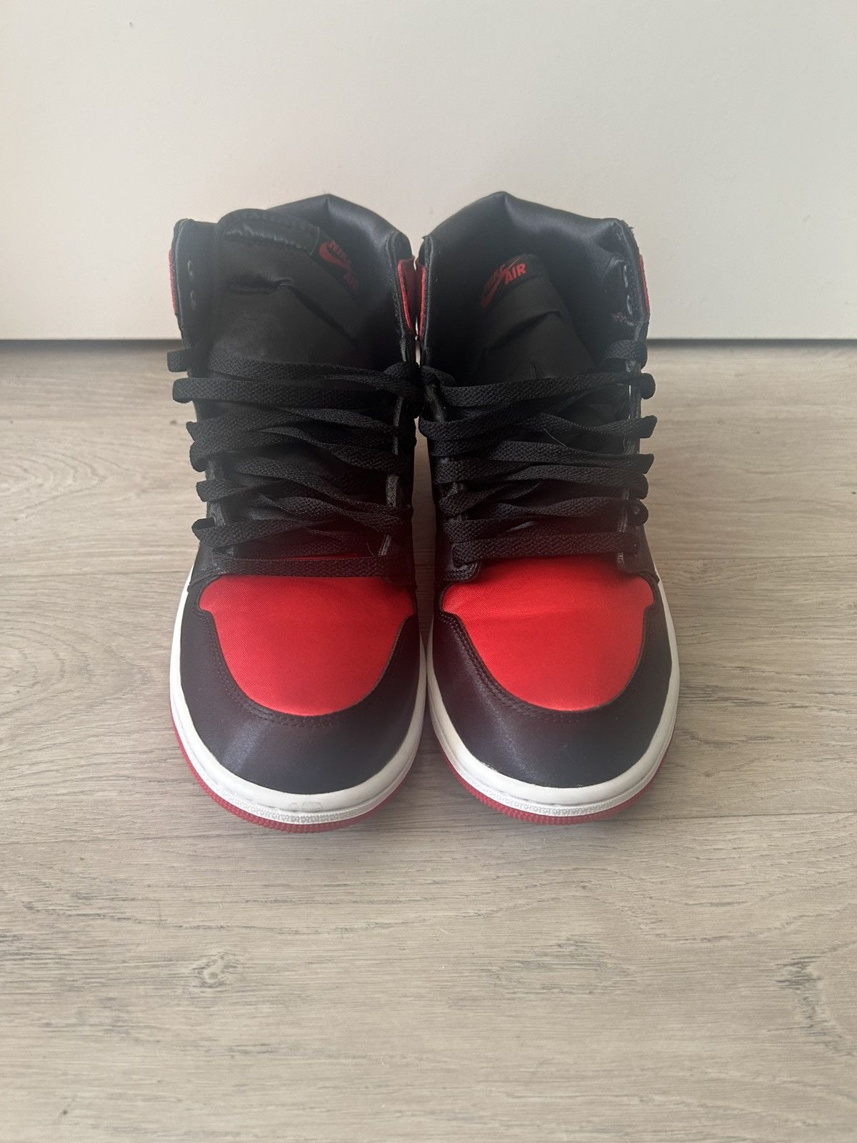 Jordan Brand Women’s Air Jordan 1 Retro High OG Satin Bred 2023 Size US 12 / IT 42 - 4 Thumbnail