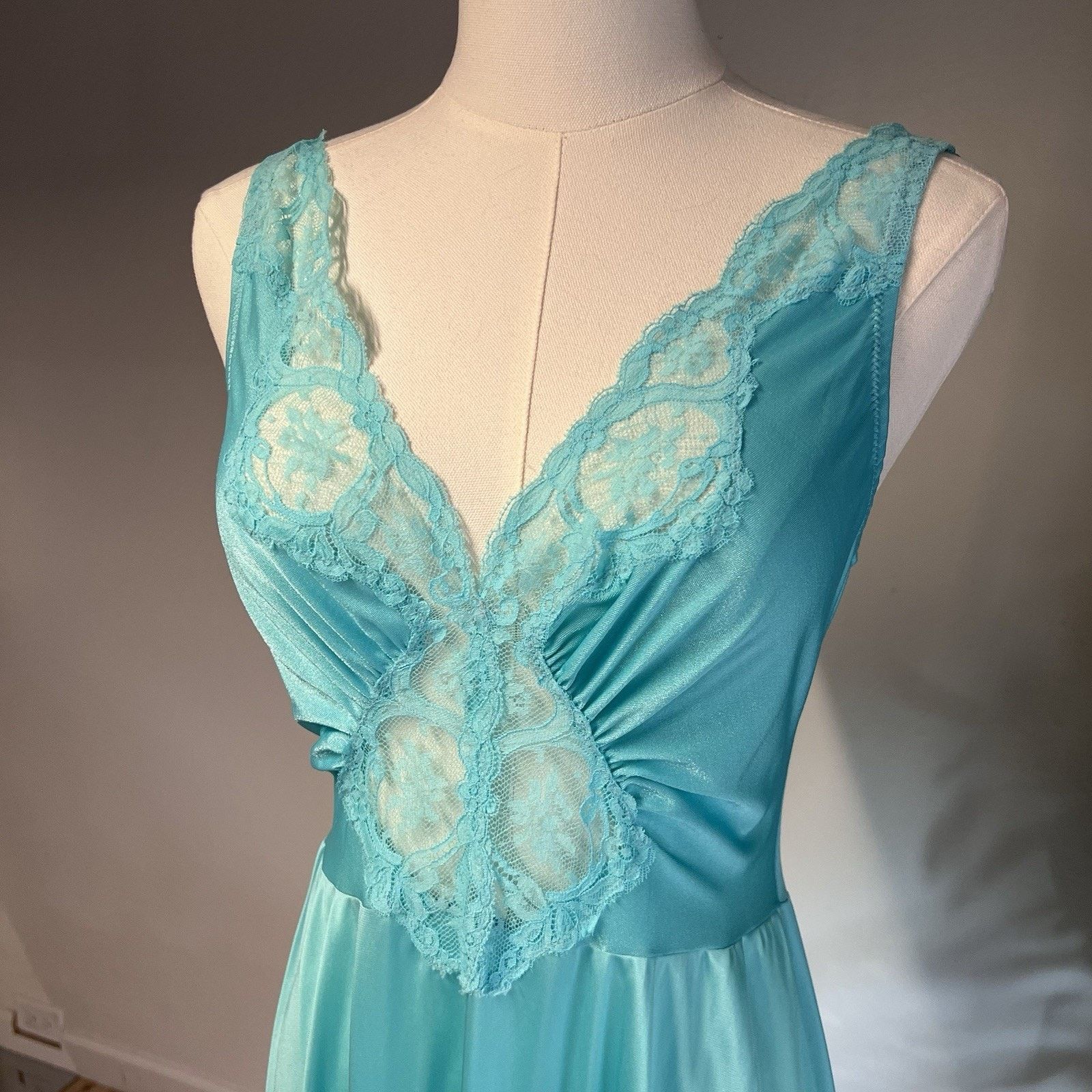 Other OLGA Bodysilk Peignoir Lace Trimmed Nightgown (L) Coquette Size ONE SIZE - 2 Thumbnail