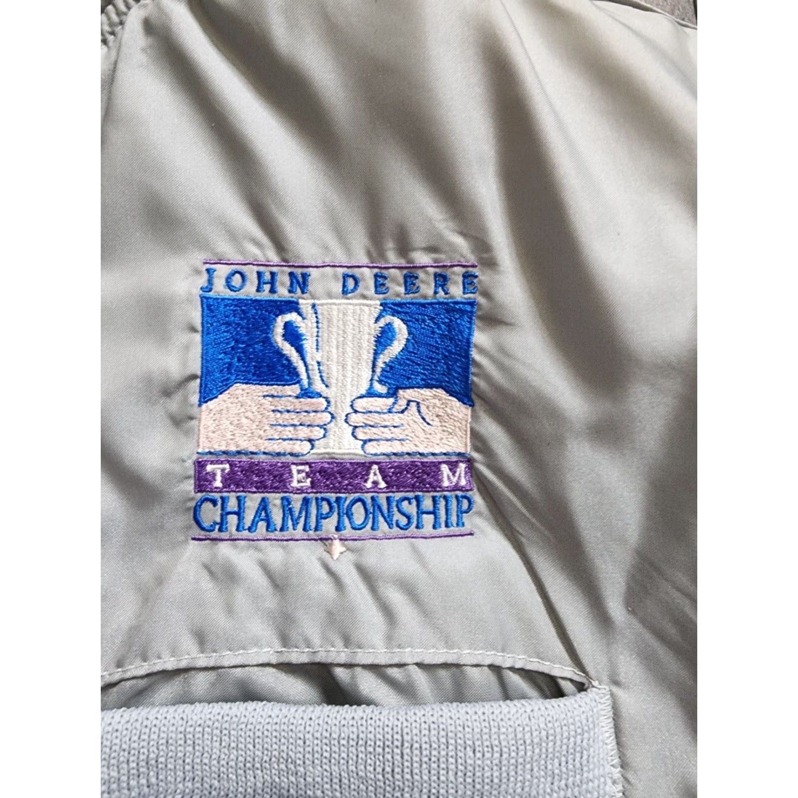 John Deere VINTAGE John Deere Jacket Silver Satin Bomber Jacket Mens L/Unisex Adults Short Jacket Coat Time: 90s Cowboy Agriculture Size US L / EU 52-54 / 3 - 2 Thumbnail