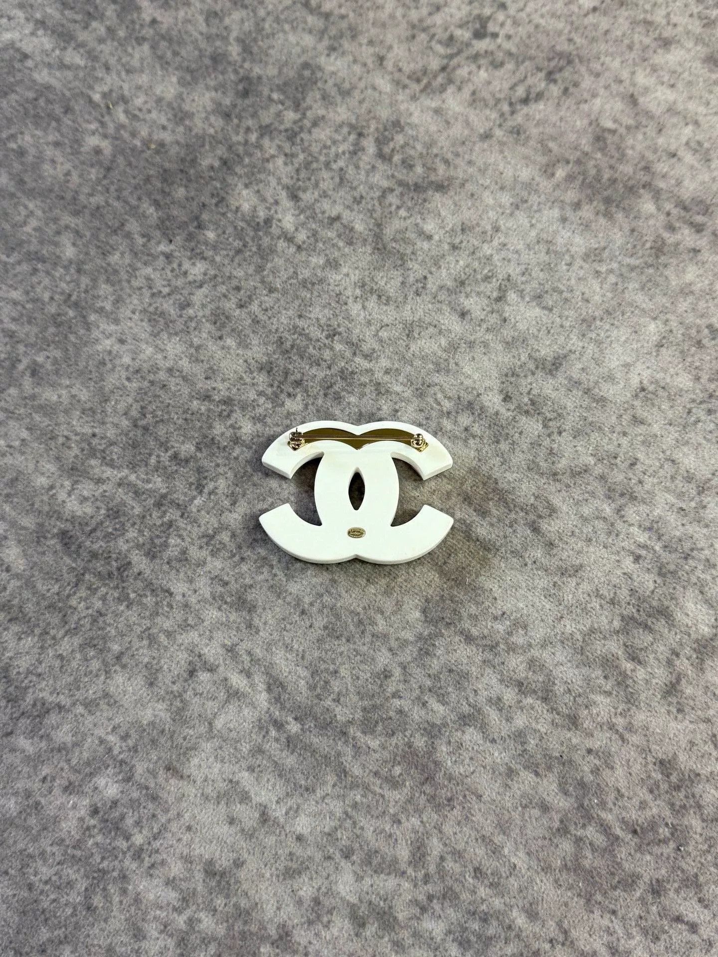 Chanel Chanel 19D Multi Glitter Acrylic Brooch Size US XXS / EU 40 - 2 Thumbnail