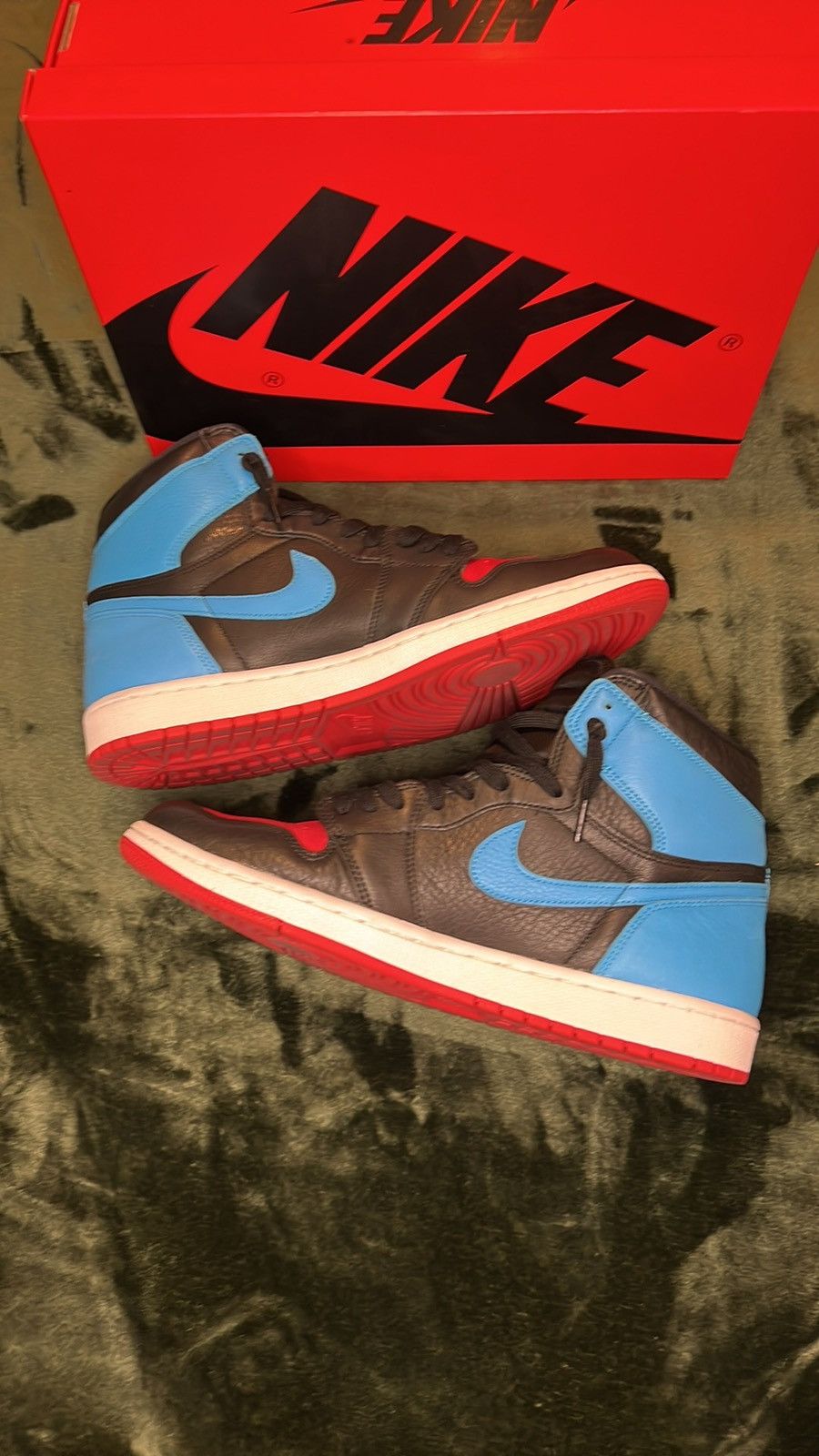 Jordan Brand Air Jordan 1 High NC to Chi (13 women’s/11 men’s) Size US 11 / EU 44 - 4 Thumbnail