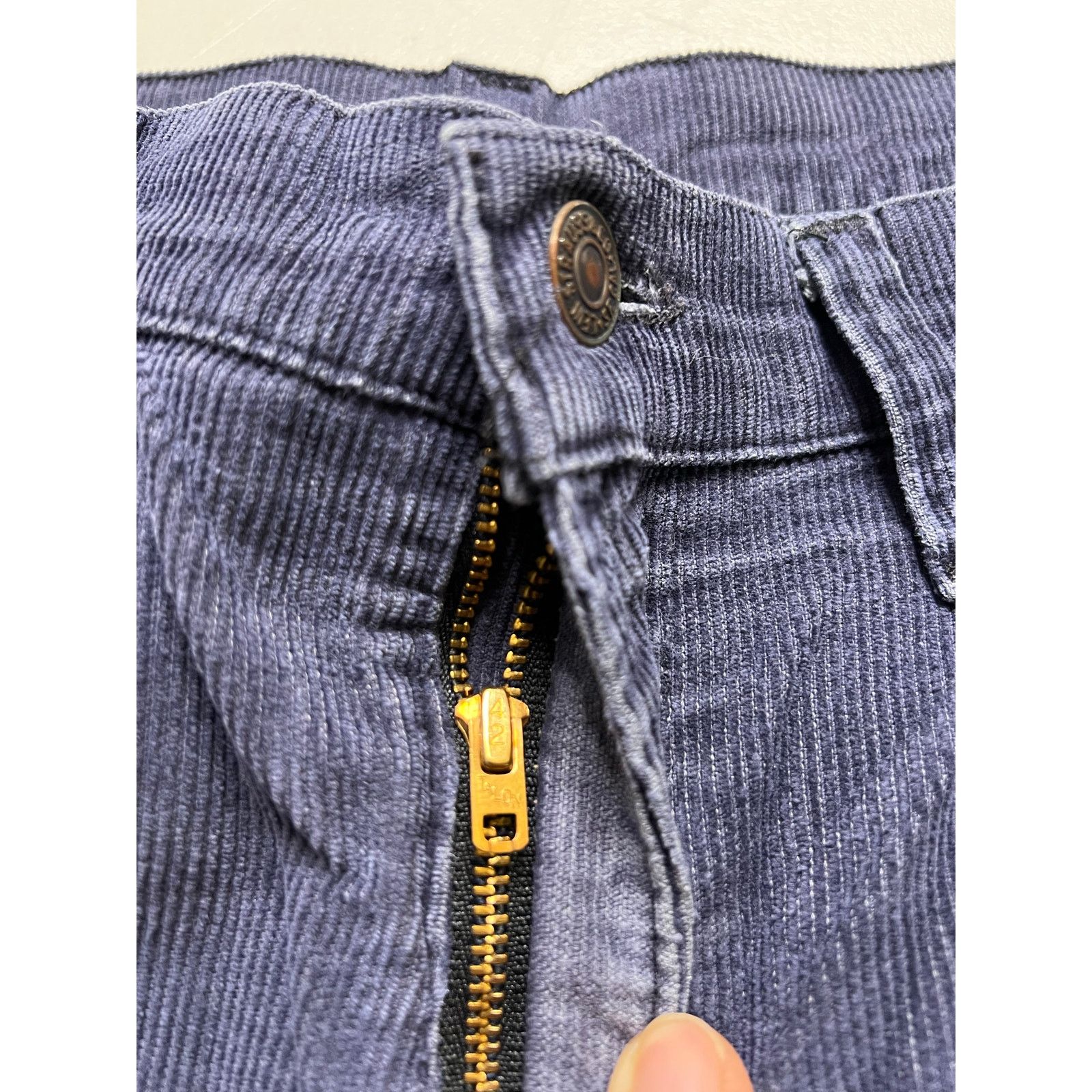 Levi's VTG 1980s Levi’s 646 Flared Corduroy Trousers Navy 36W x 31L Size US 36 / EU 52 - 5 Thumbnail