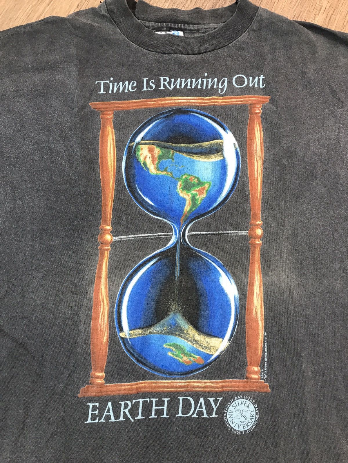 Vintage Vintage 1994 Time is Running Out Millennium Graphic T-shirt Size US XL / EU 56 / 4 - 2 Thumbnail