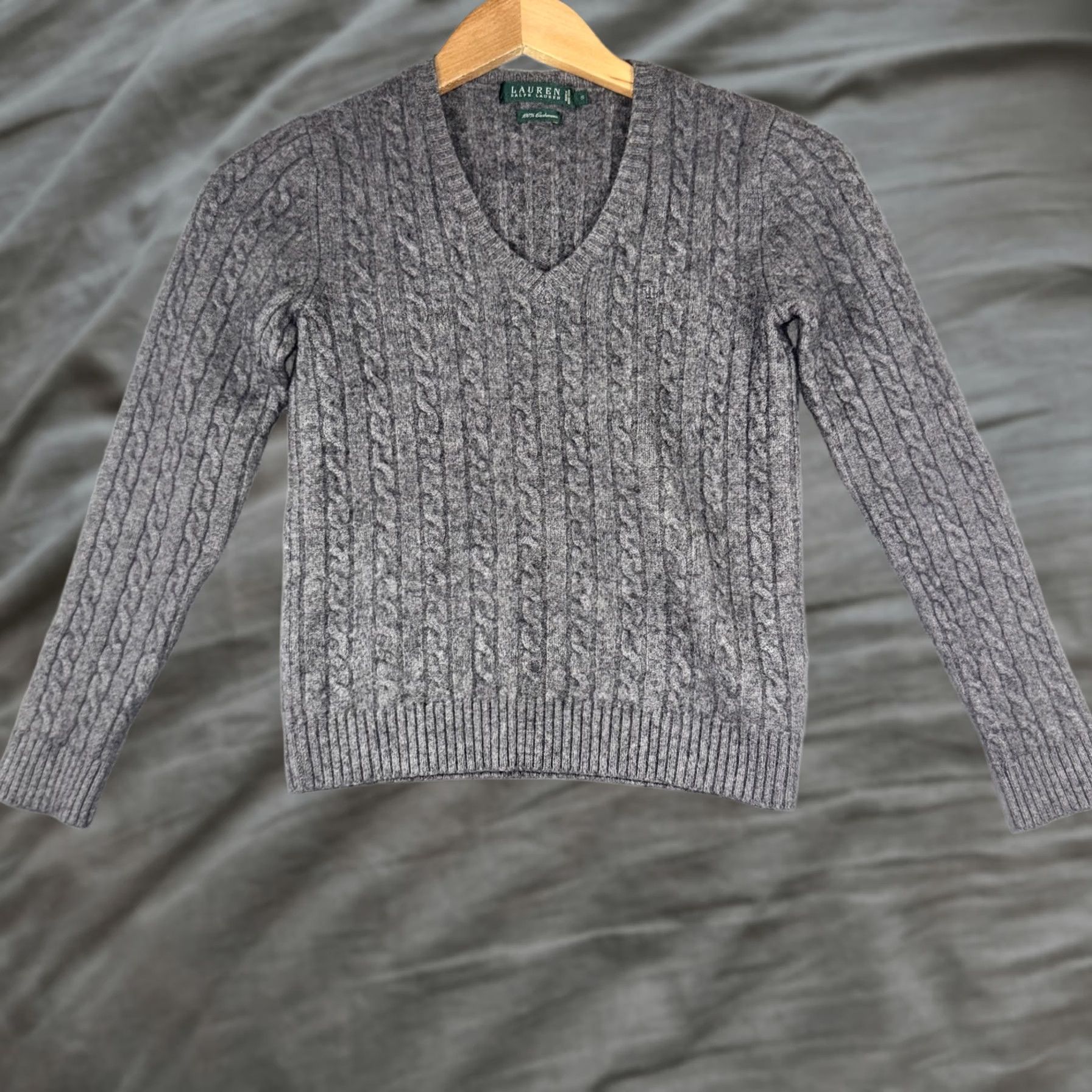 Ralph Lauren VINTAGE? (No) Actually not vintage. Lauren Ralph Lauren Sweater Womens Small Gray 100% Cashmere V Neck Cable Size S / US 4 / IT 40 - 1 Thumbnail