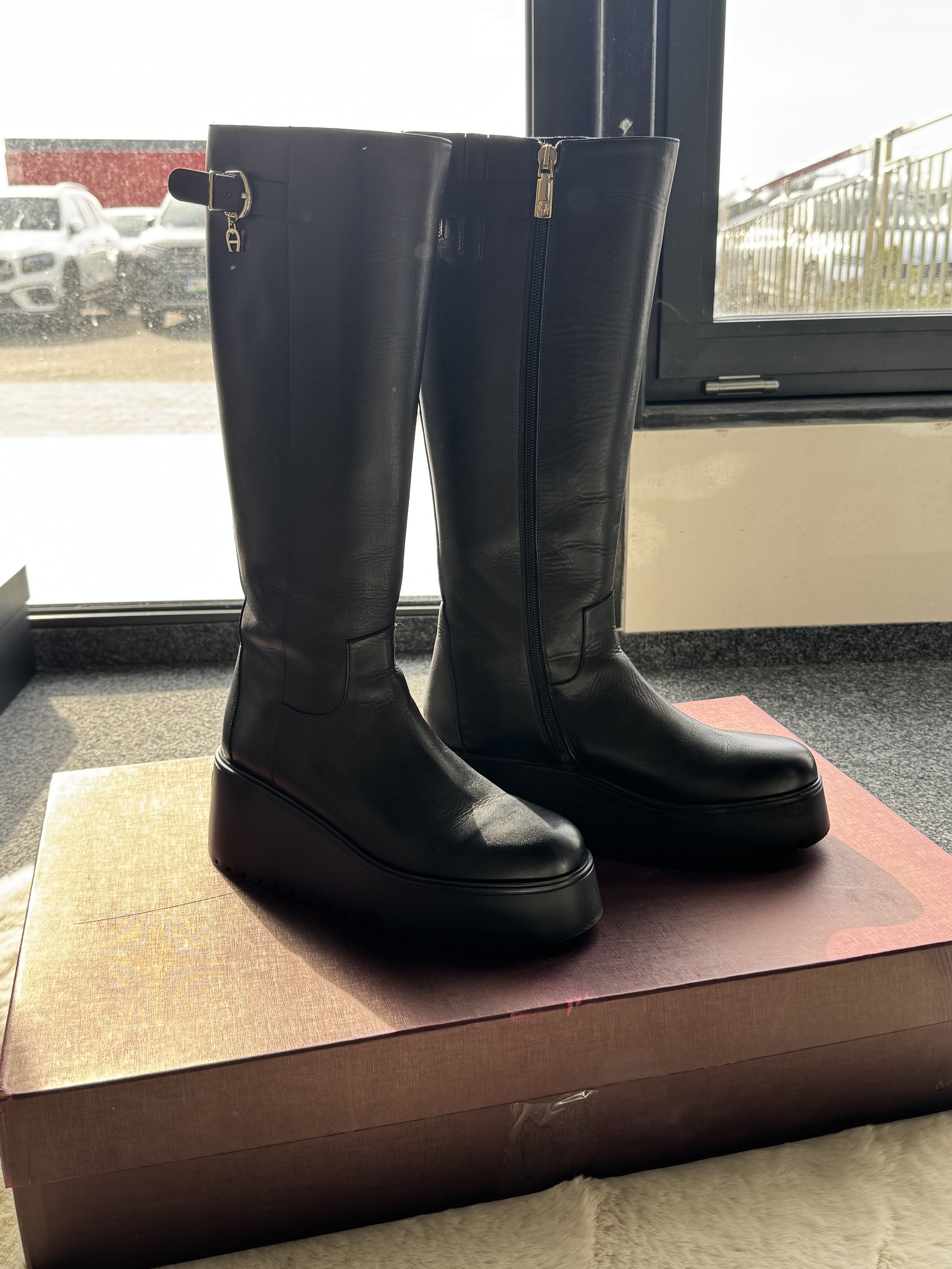 Aigner Aigner Stella black leather boots on platforms 39 Size US 9 / IT 39 - 10 Thumbnail