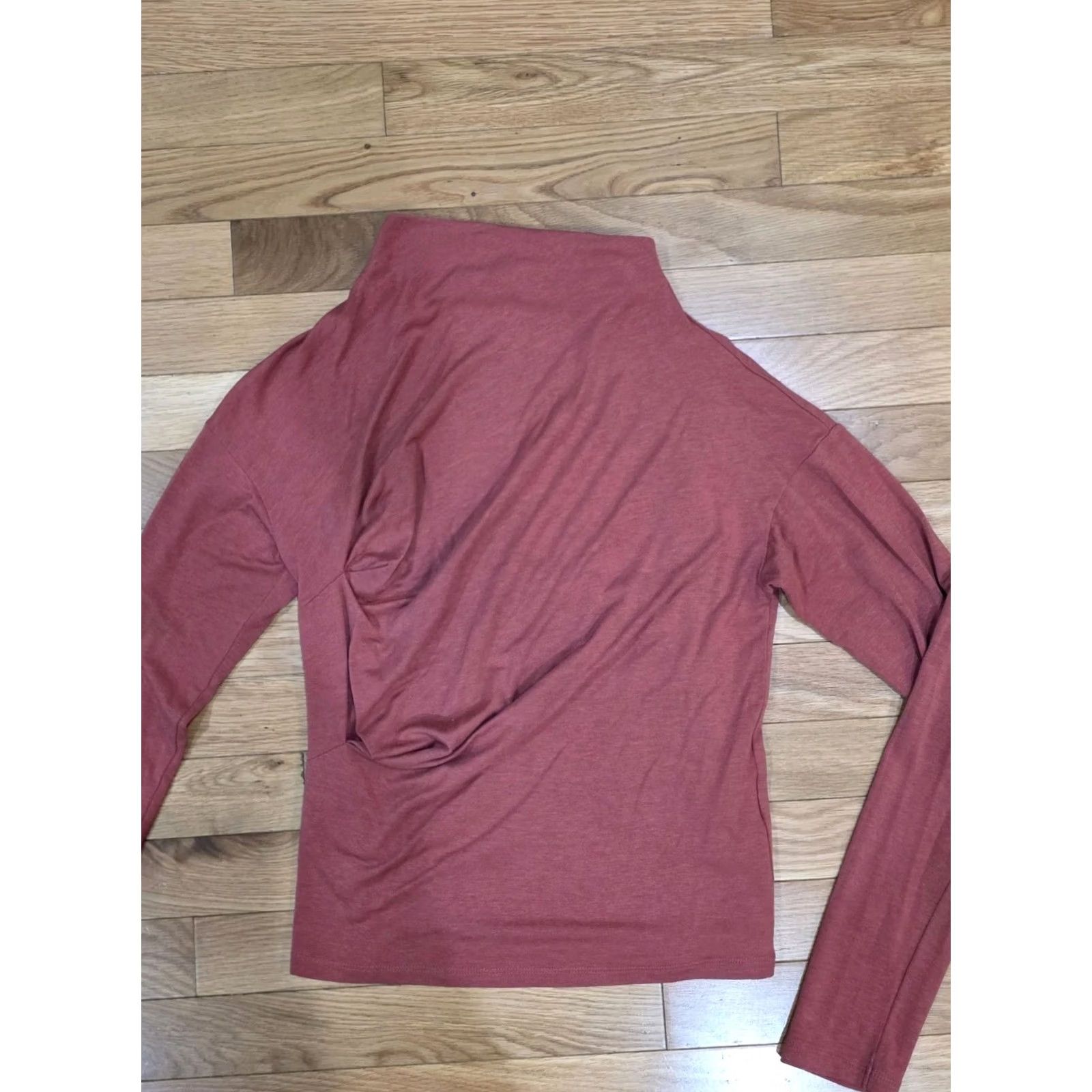 Uniqlo Uniqlo T-Shirt Long Sleeve XS Burgundy Red Women Neck Stitch Details Vintage-style? Size XS / US 0-2 / IT 36-38 - 4 Thumbnail