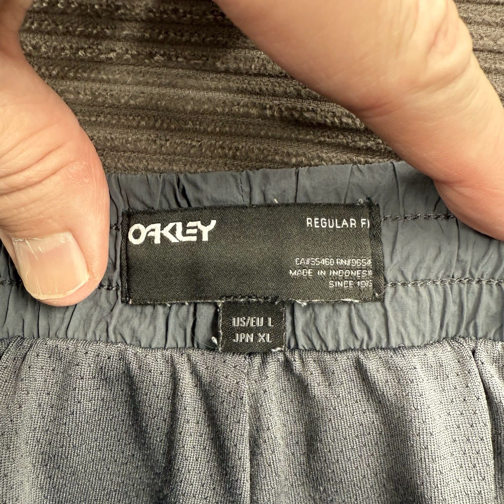 Oakley Oakley Swim Shorts Men L Gray Polyester Drawstring Pockets Beach 90s Theme Lifeguard Recreational Surfing Size US 33 - 3 Thumbnail