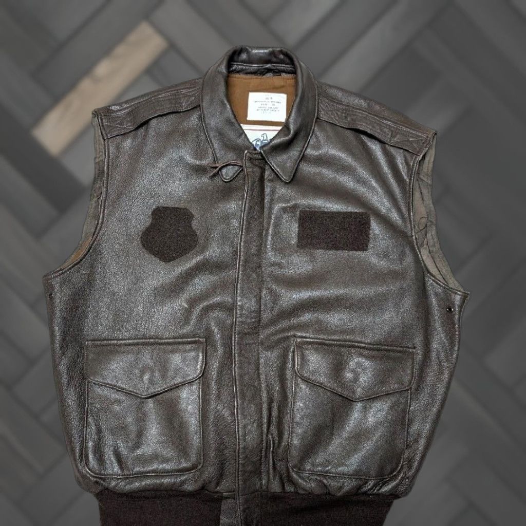Avirex VINTAGE Avirex leather vest A2 bomber 46 brown XL cut-off sleeves Men's size XL brown leather vest USA made A2 bomber vest Mens XL brown 90s event Size US XL / EU 56 / 4 - 1 Thumbnail
