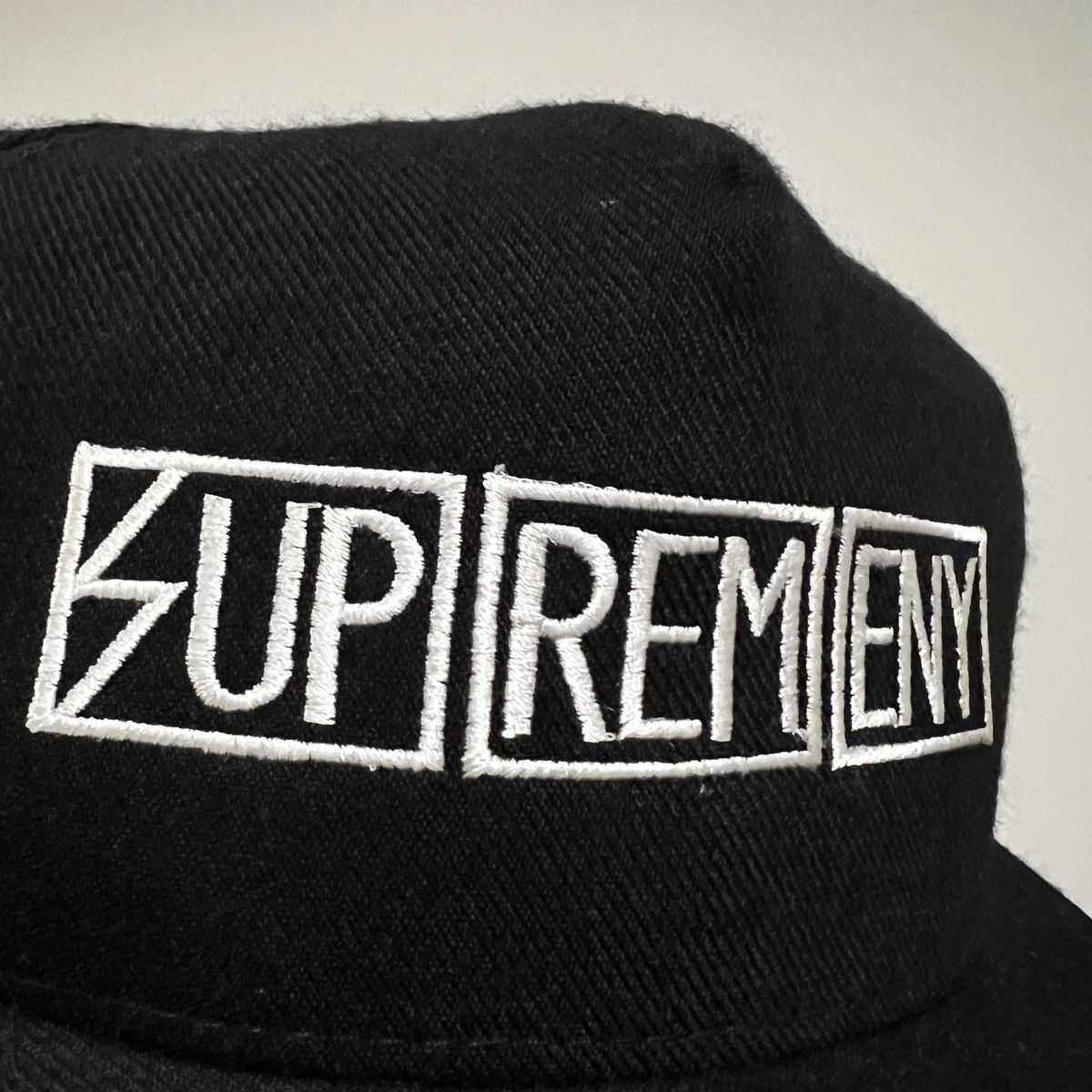 Supreme Supreme subhumans snapback logo hat Size ONE SIZE - 9 Thumbnail