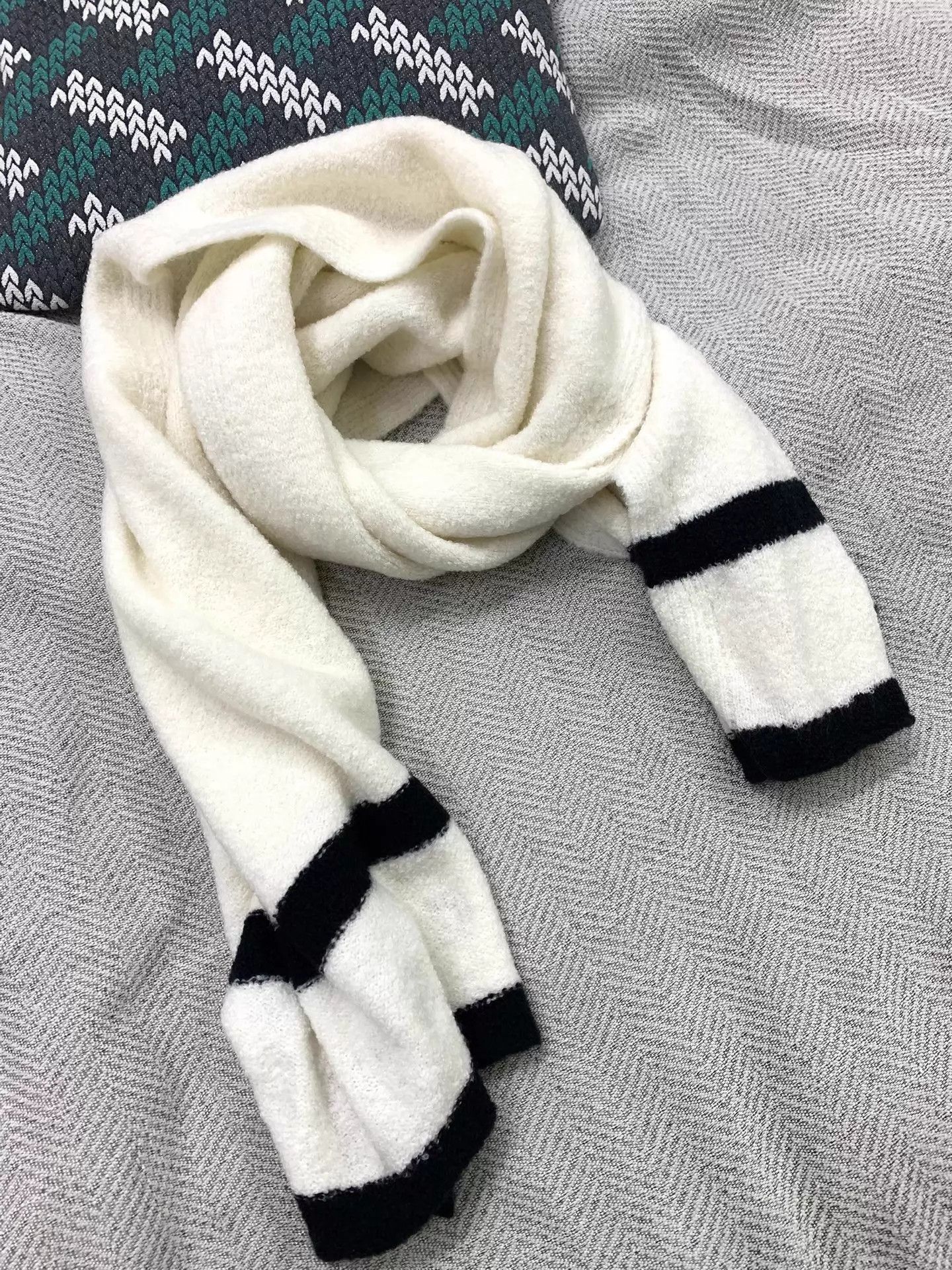 Chanel Chanel Women's Black & White Logo Cashmere Scarf Size ONE SIZE - 4 Thumbnail