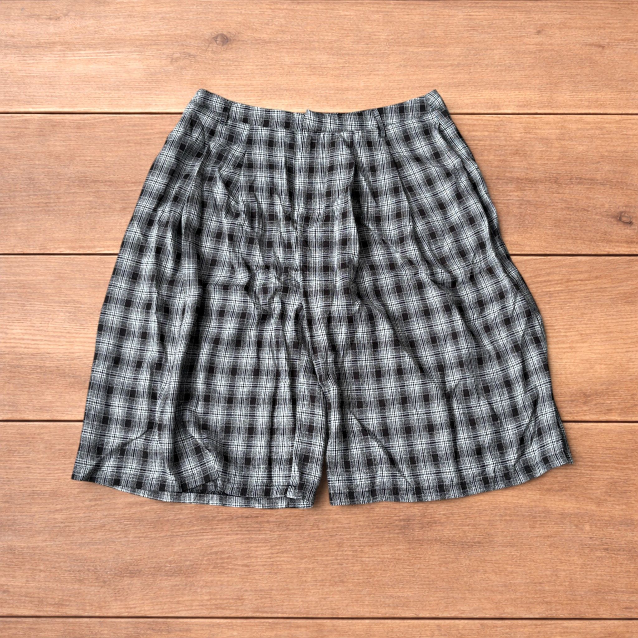 Japanese Brand Super baggy checkered lightweight shorts in black/beige. Size US 32 / EU 48 - 1 Thumbnail