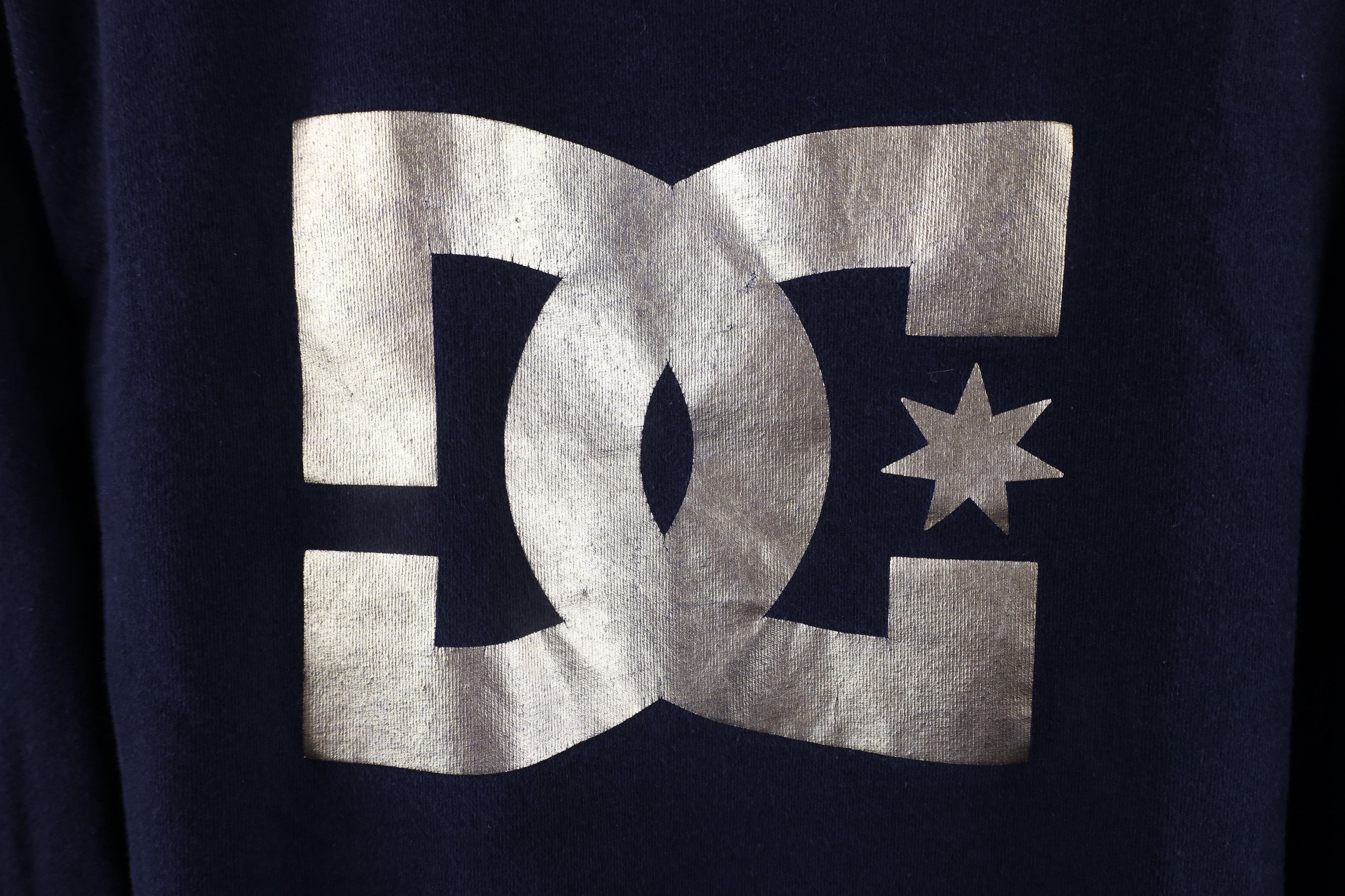 Vintage Vintage DC Shoes Skateboarding Spell Out Long Sleeve T-Shirt Size US M / EU 48-50 / 2 - 4 Thumbnail